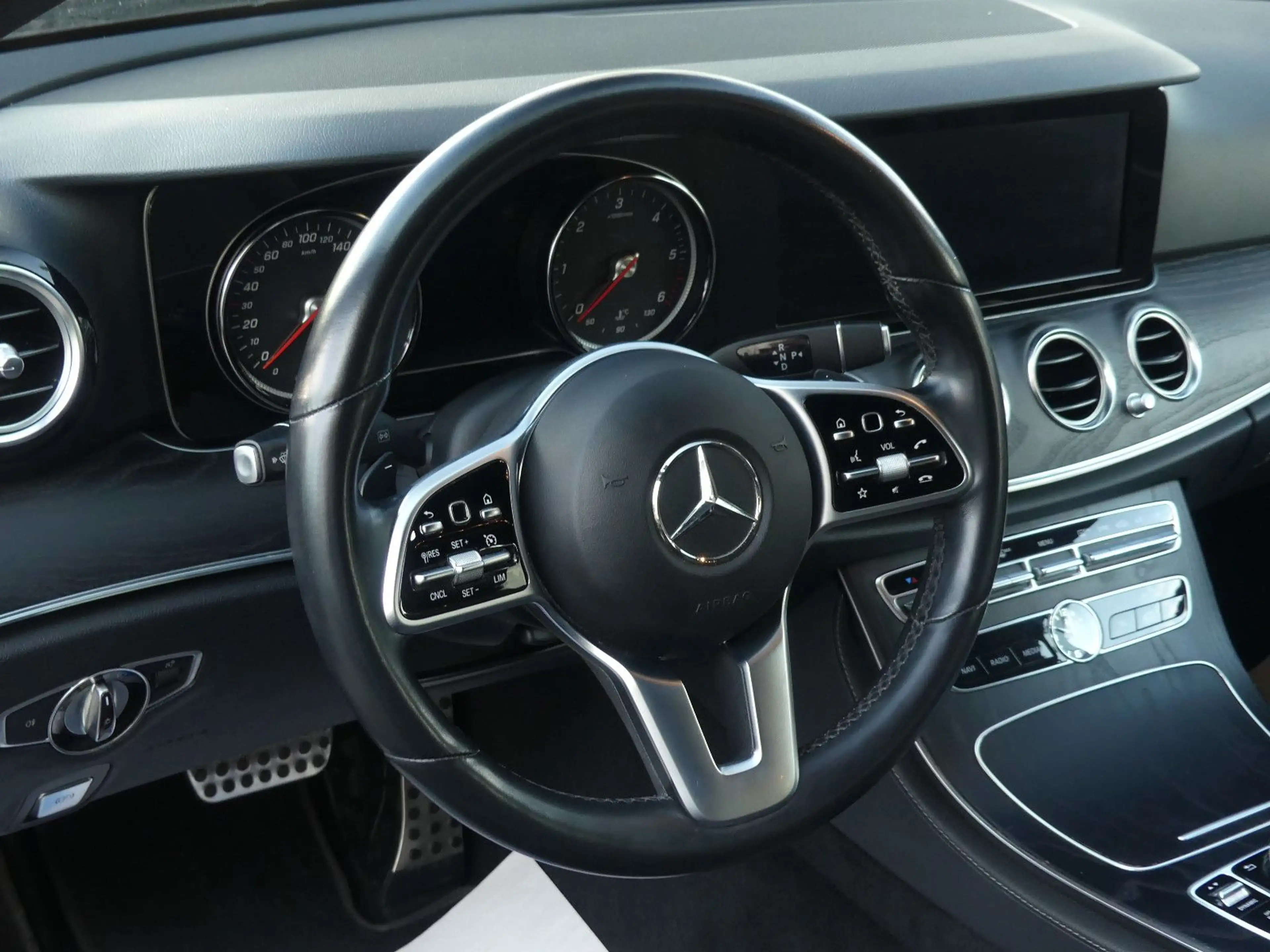 Mercedes-Benz E 220 D Avantgarde Sport Style LED Kam. Navi. — photo 12