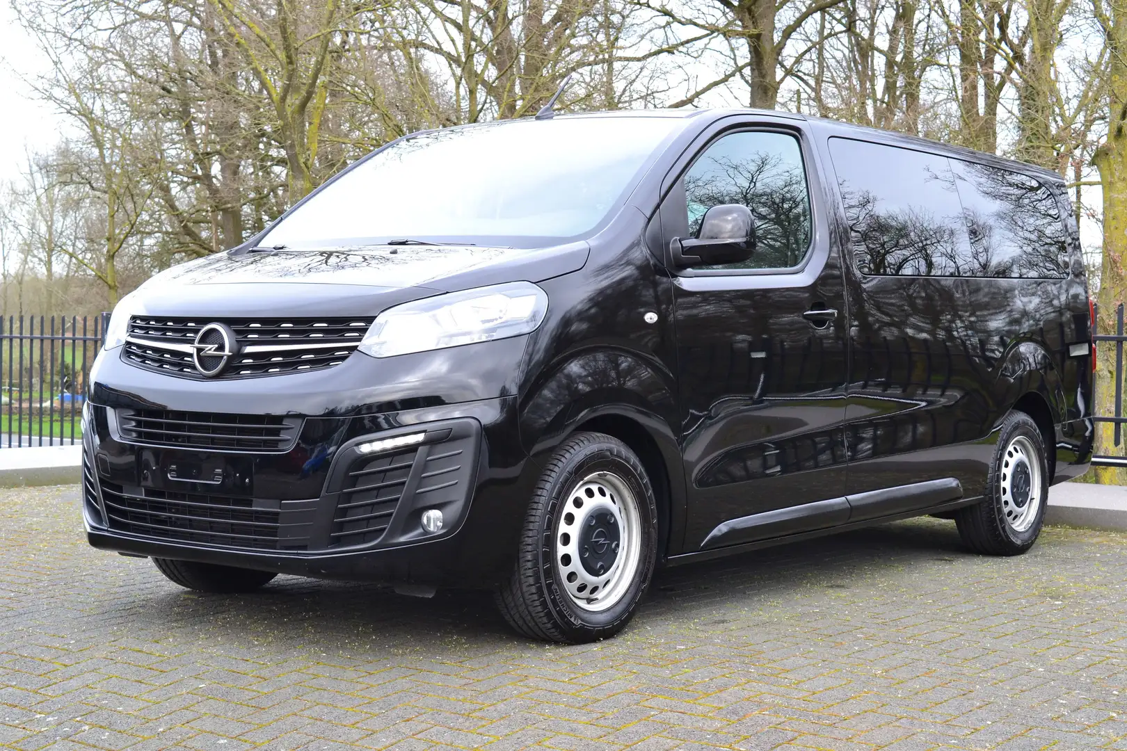 Opel Vivaro 2.0 cdti Kombi L3H1 9P Zwart - 1