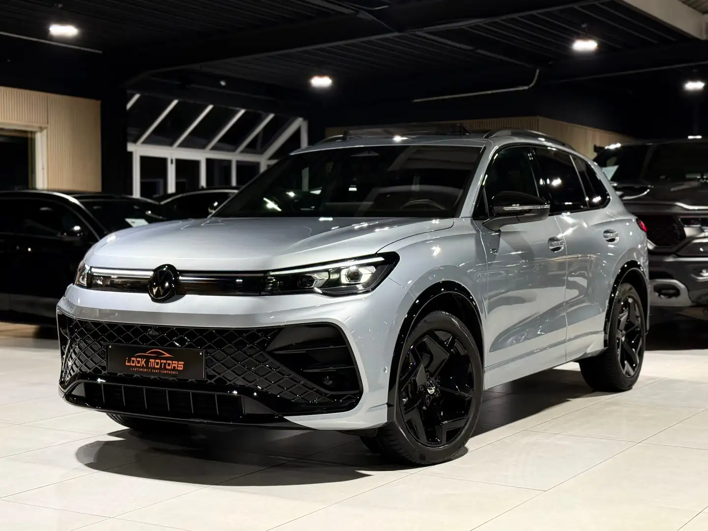 Volkswagen Tiguan 1.5 eTSI R Line BLACK EDITION DSG ACC+ PANO CAM360 Grau - 1