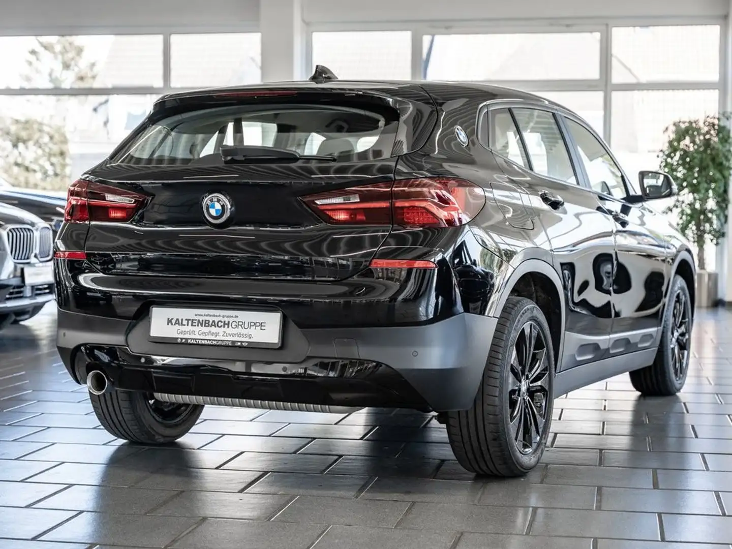 BMW X2 s drive 18i Advantage 136cv Zwart - 2
