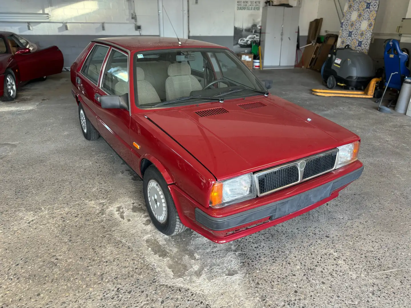 Lancia Delta automatique Rouge - 1