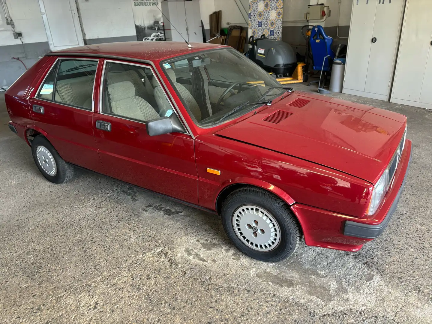 Lancia Delta automatique Rouge - 2