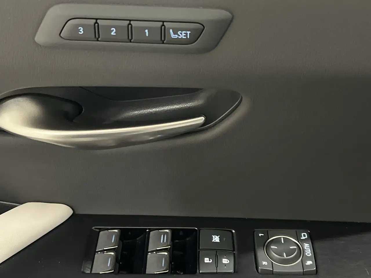 Lexus UX photo Lexus UX