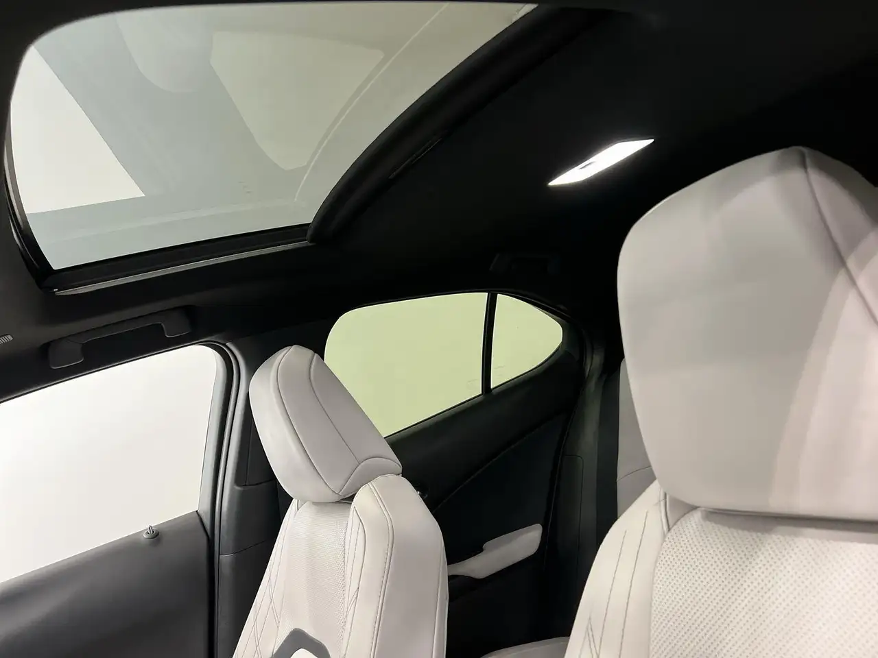 Lexus UX photo Lexus UX