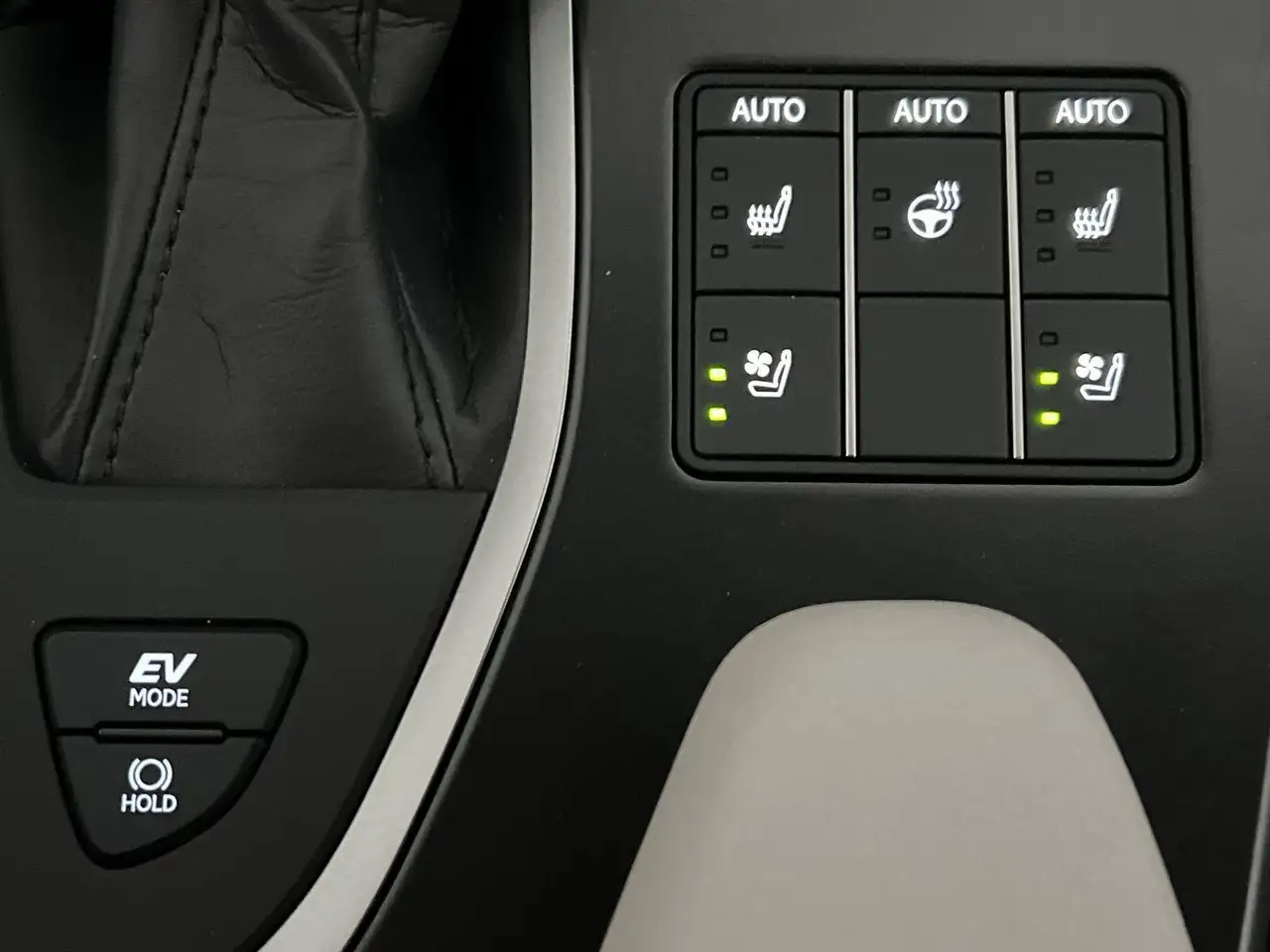Lexus UX photo Lexus UX