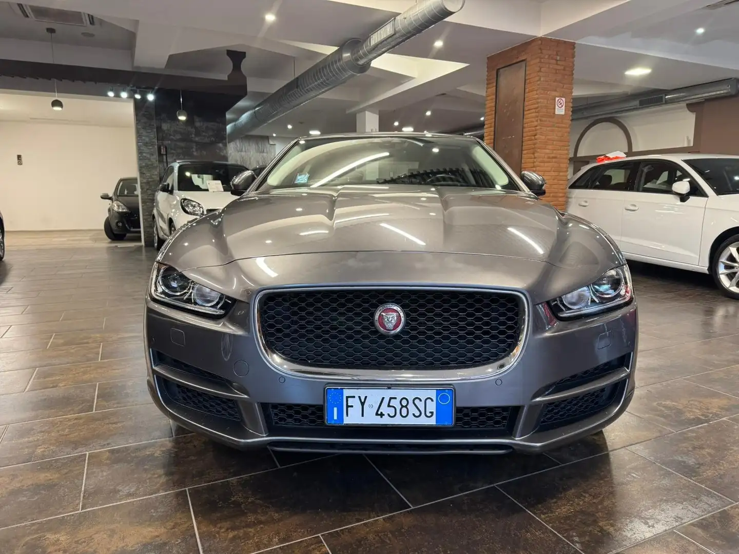 Jaguar XE XE 2.0d i4 Prestige awd 180cv auto my19 Gris - 2