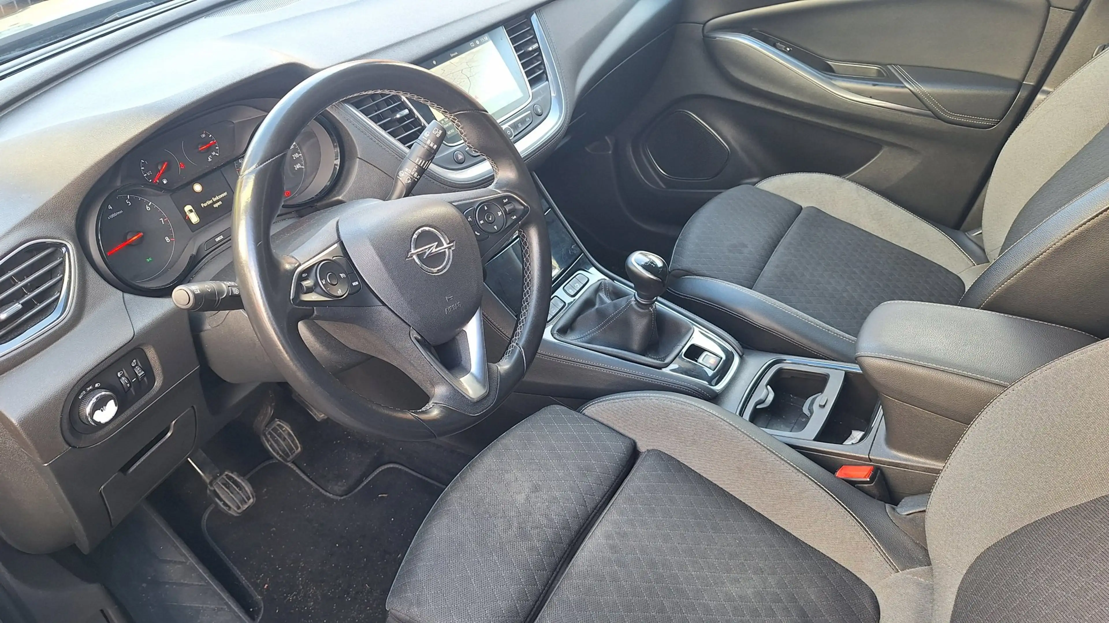 Opel Grandland X 1.2 Turbo Business + — photo 5