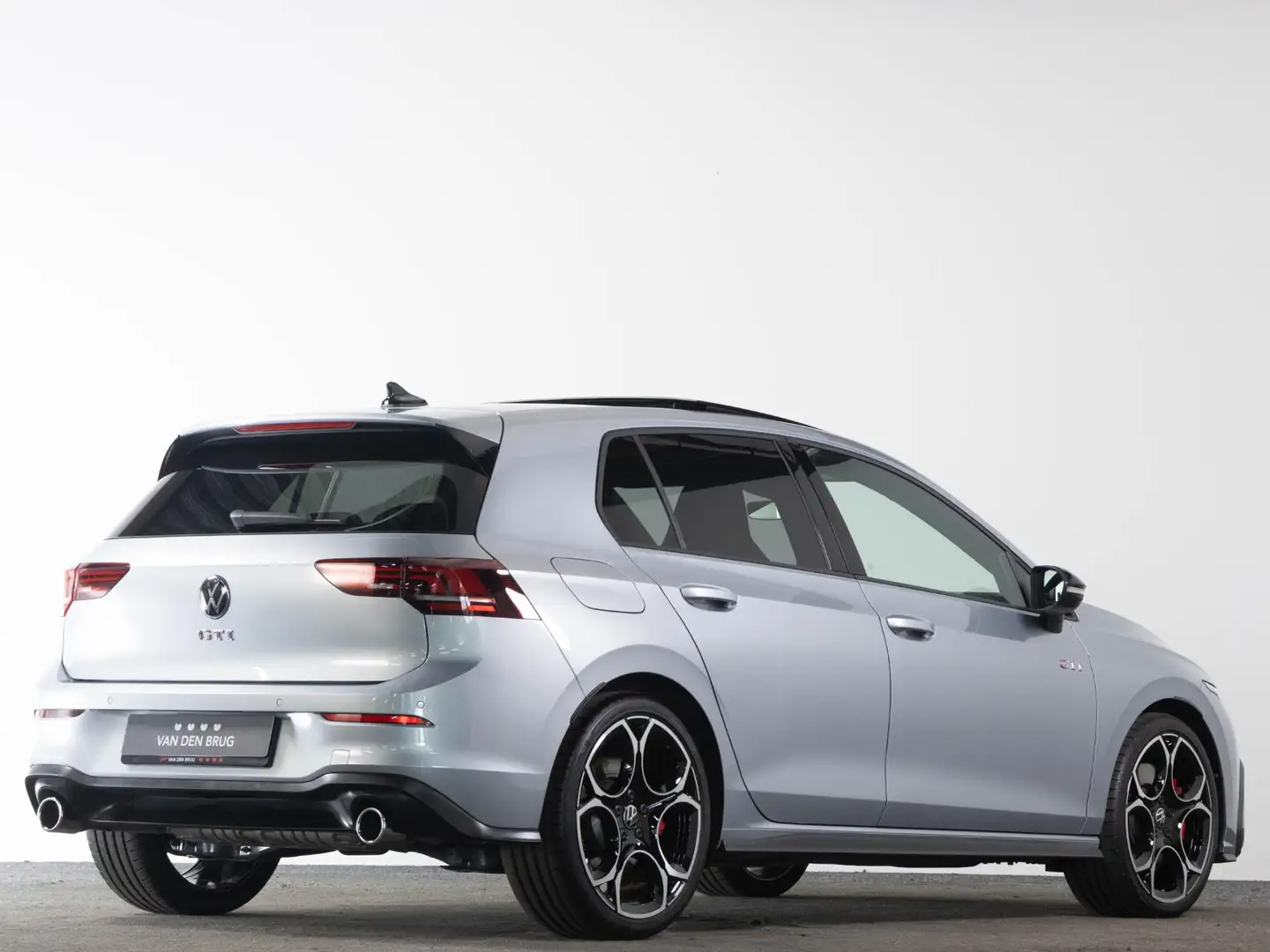 Volkswagen Golf GTI 8.5 2.0 TSI 265 PK DSG | LED | Panoramadak | Black Zilver - 2