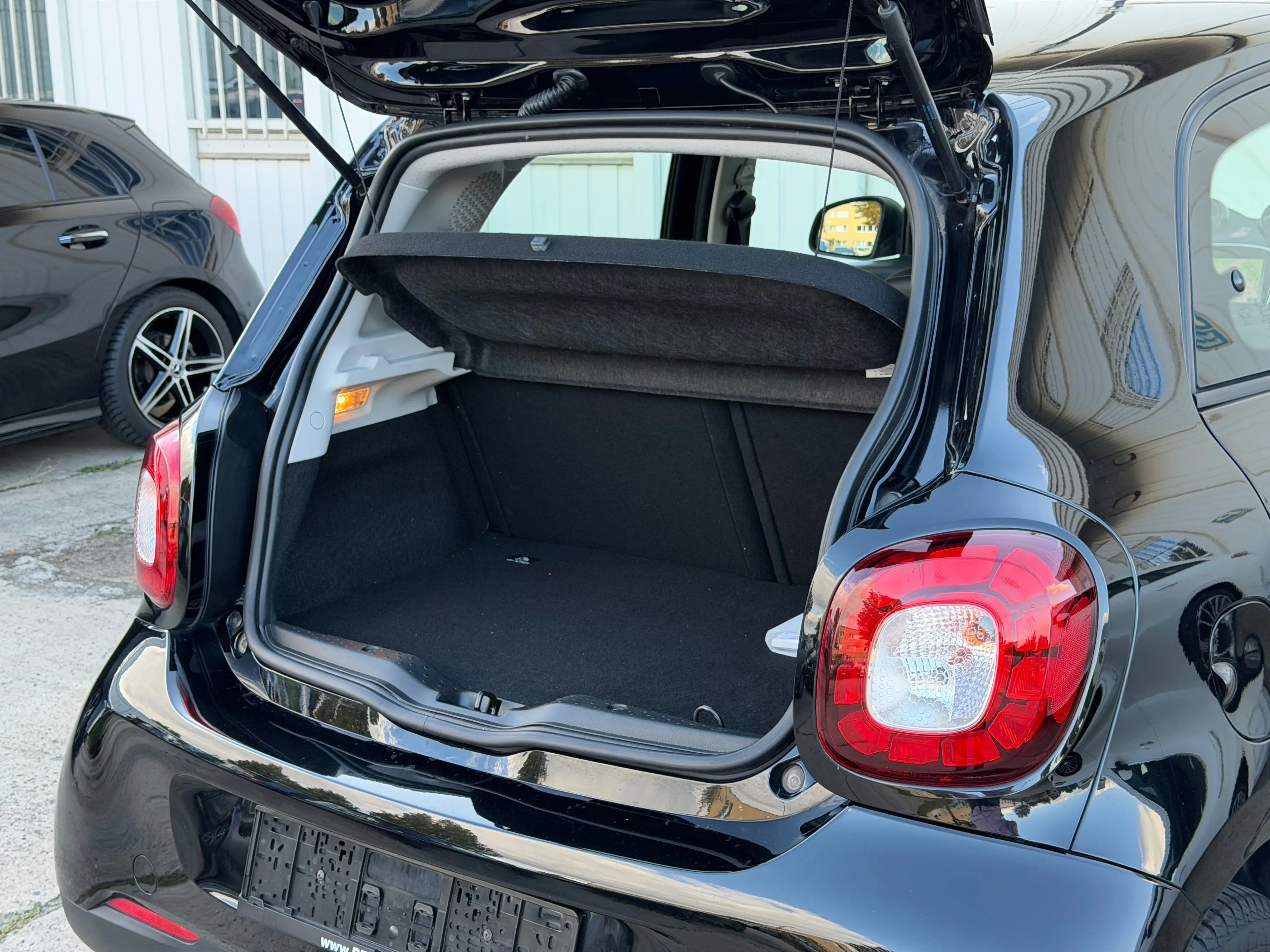 smart forFour Prime_Turbo 66kW90Ps_Leder_Rückfahrkamera_LED — photo 7