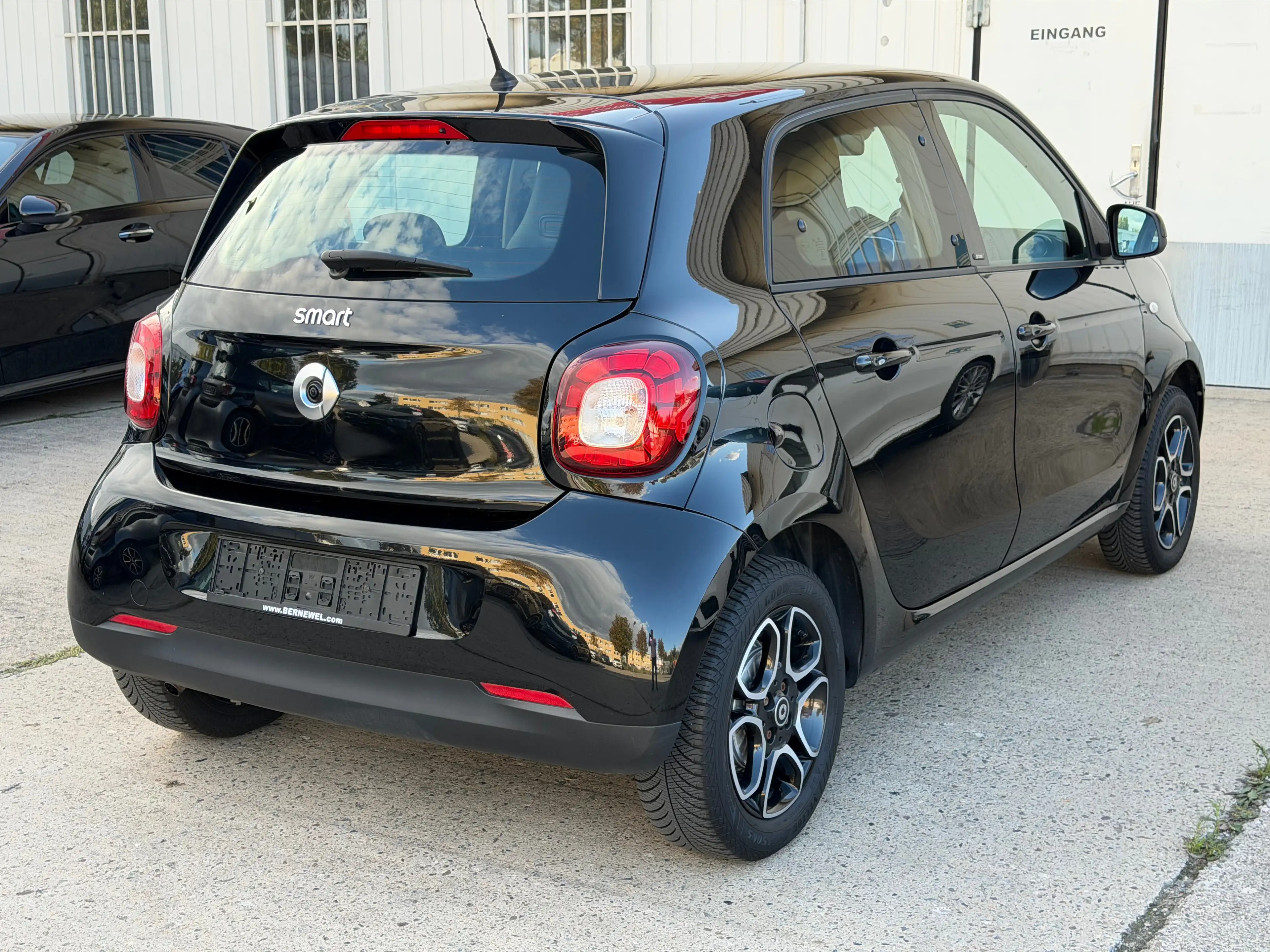 smart forFour Prime_Turbo 66kW90Ps_Leder_Rückfahrkamera_LED — photo 6