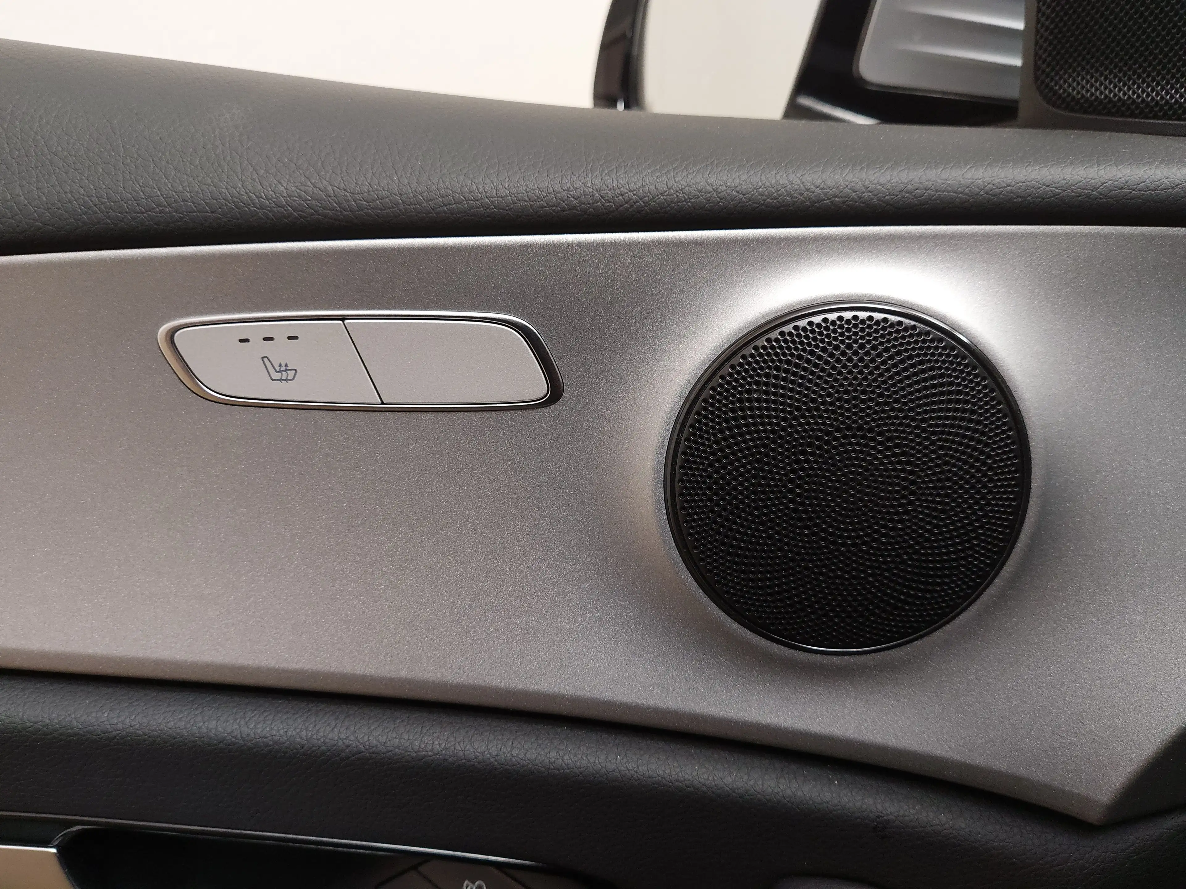 Mercedes-Benz E 220 d T Avantgarde T-Leder Navi LED Widescreen KLIMAAUT RADIO MFL — photo 15
