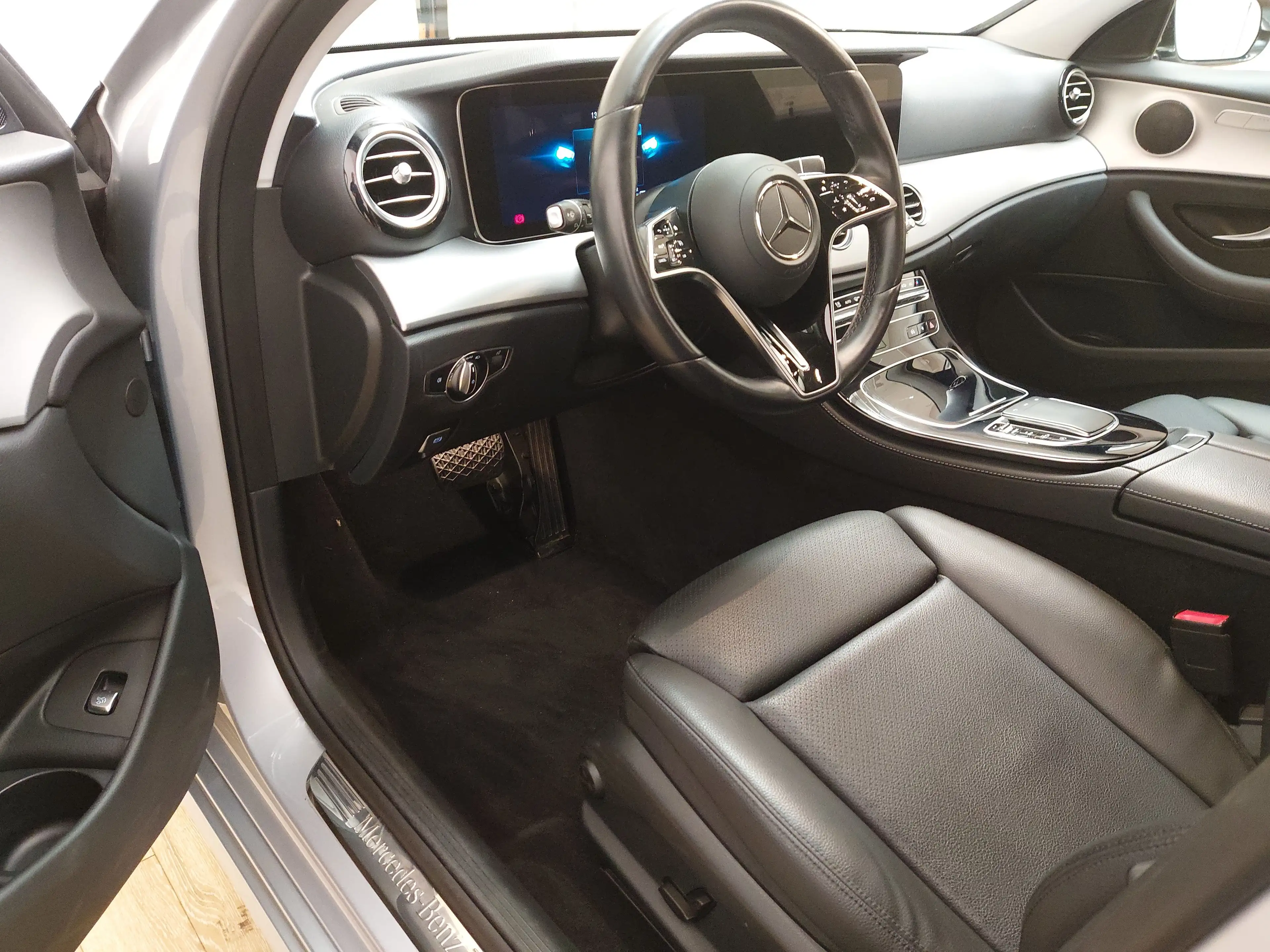 Mercedes-Benz E 220 d T Avantgarde T-Leder Navi LED Widescreen KLIMAAUT RADIO MFL — photo 6