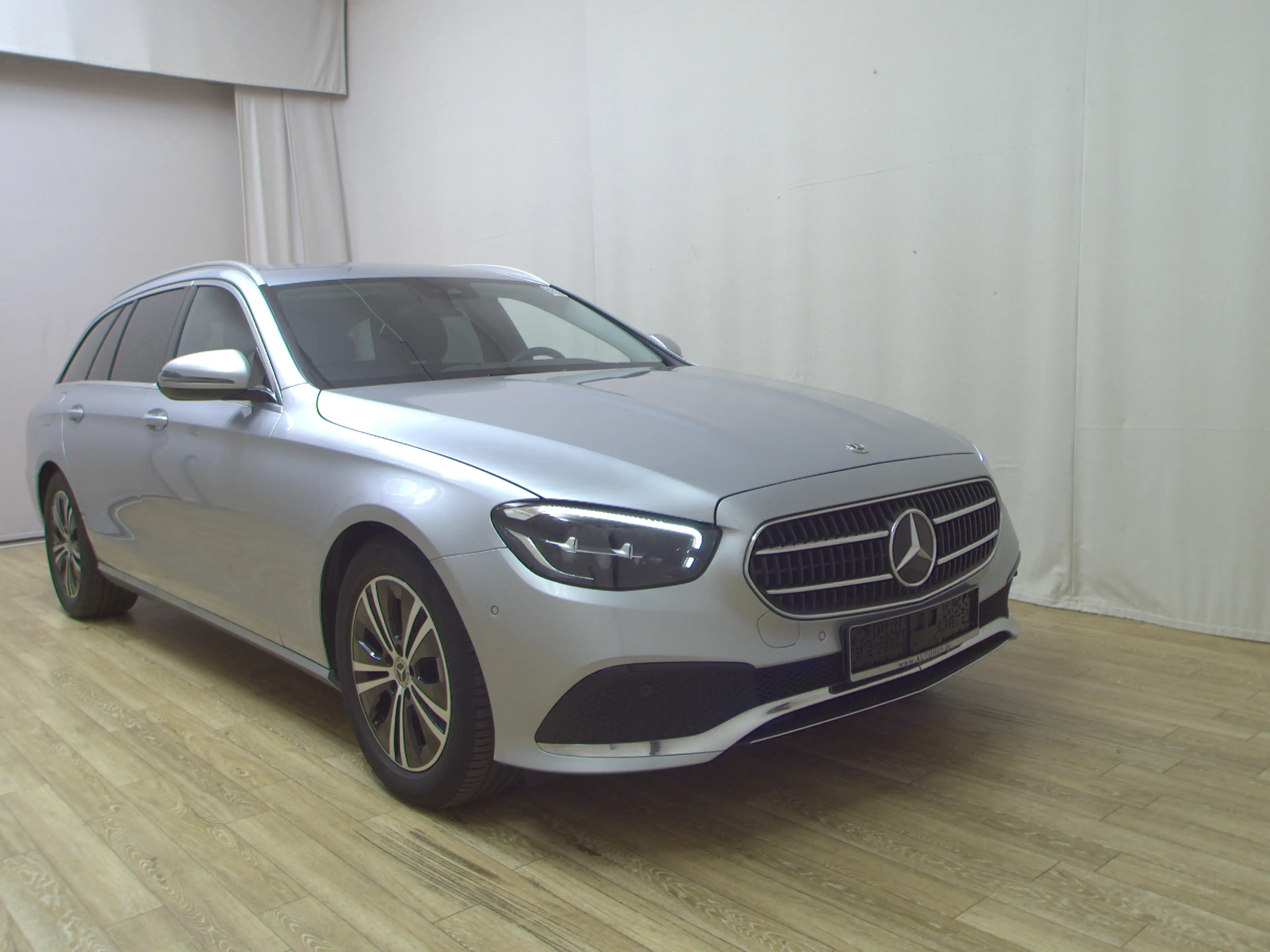 Mercedes-Benz E 220 d T Avantgarde T-Leder Navi LED Widescreen KLIMAAUT RADIO MFL — photo 3