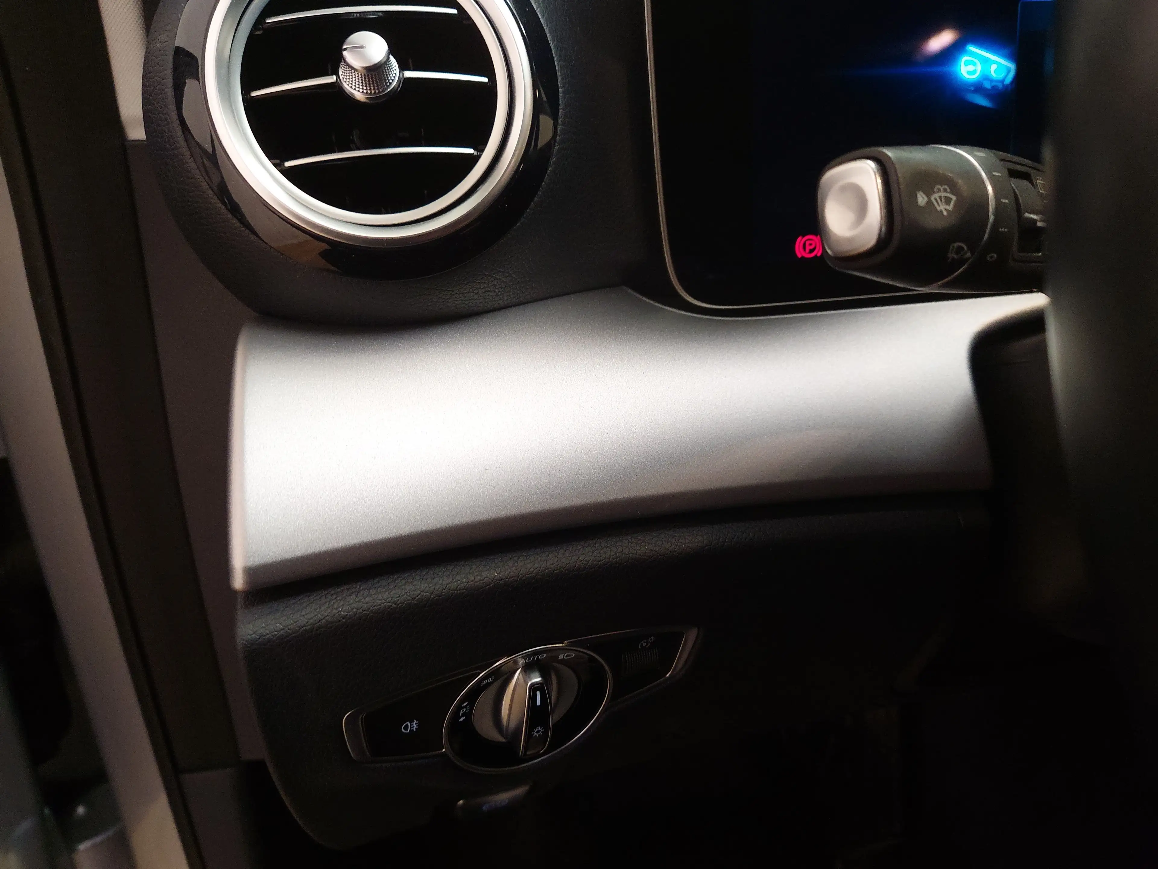 Mercedes-Benz E 220 d T Avantgarde T-Leder Navi LED Widescreen KLIMAAUT RADIO MFL — photo 7