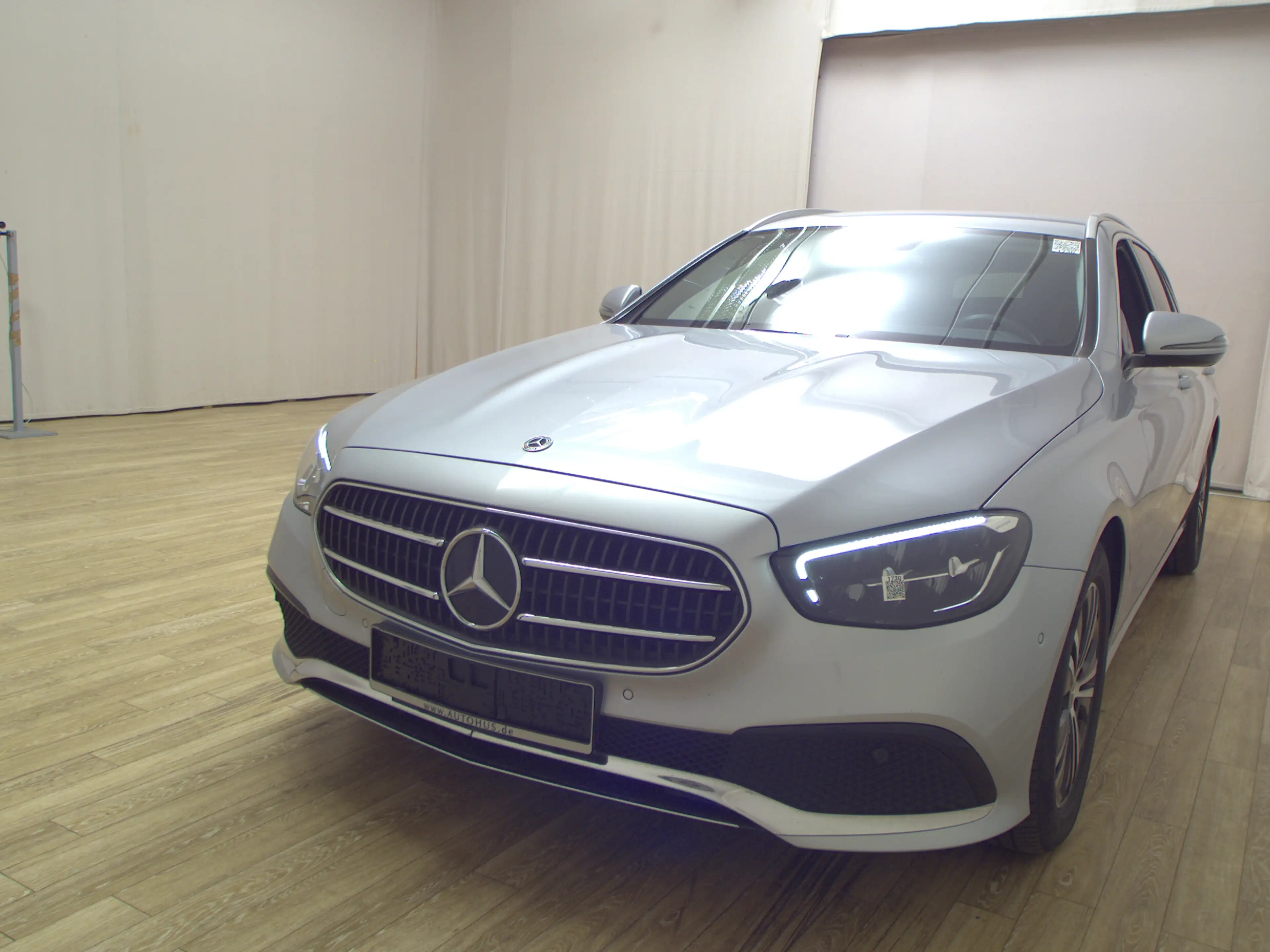 Mercedes-Benz E 220 d T Avantgarde T-Leder Navi LED Widescreen KLIMAAUT RADIO MFL — photo 2