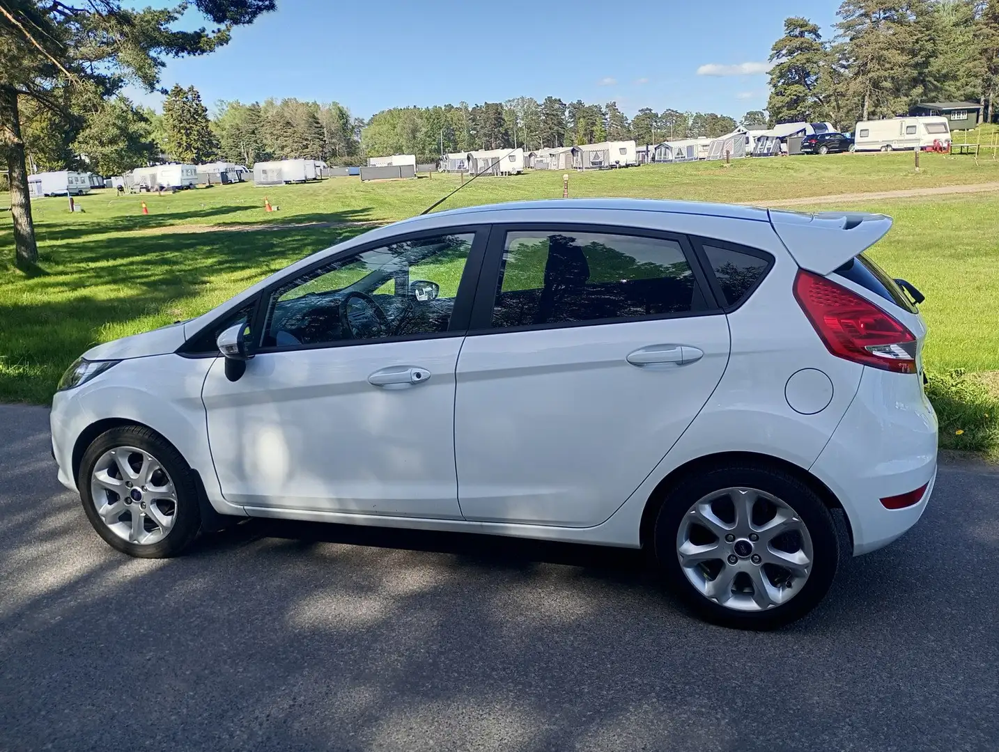 Ford Fiesta Ford Fiesta  1.6 TDCi 75 ch FAP Trend Blanc - 1