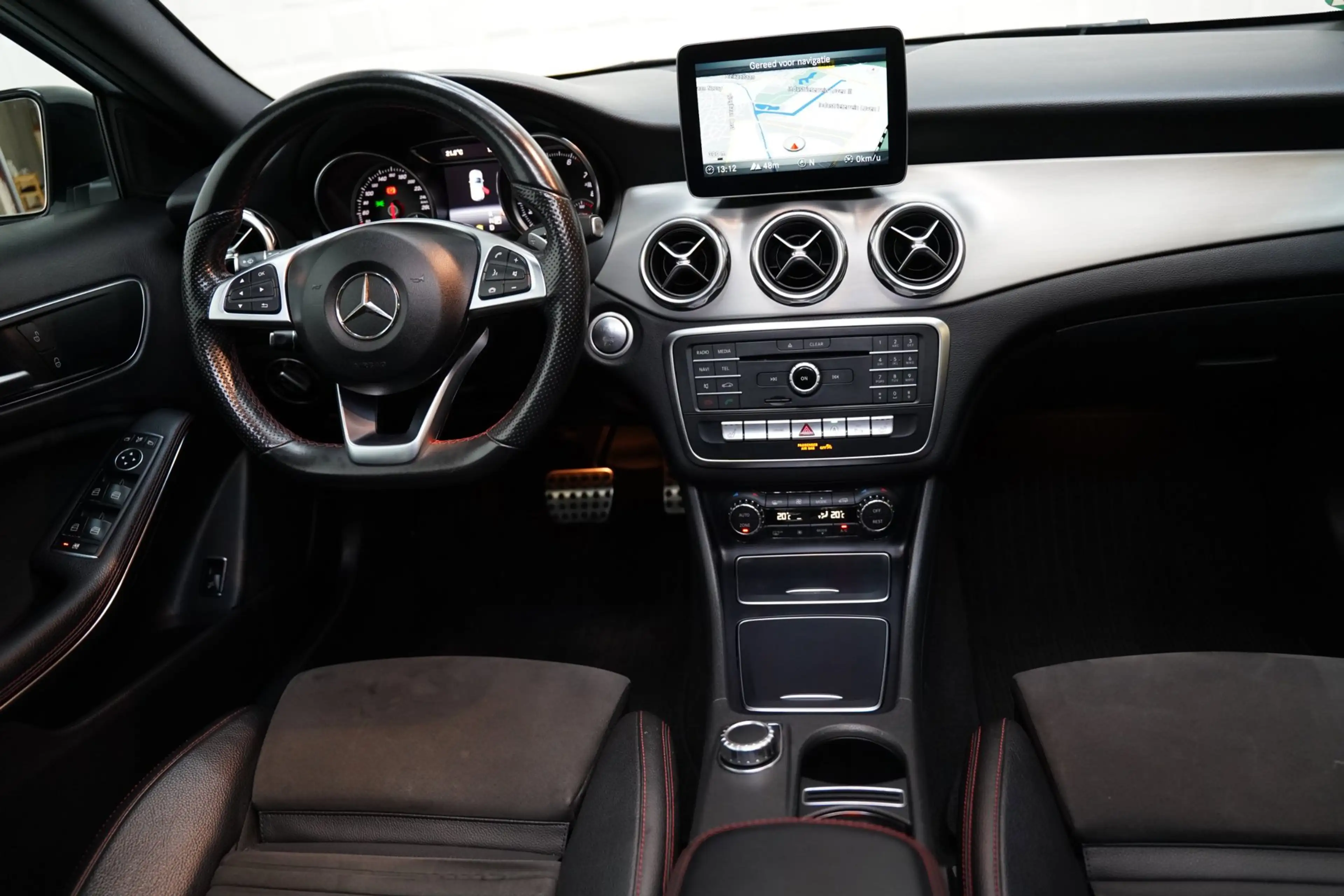 Mercedes-Benz GLA 180 AMG NIGHT PANO CAMERA LEER — photo 30