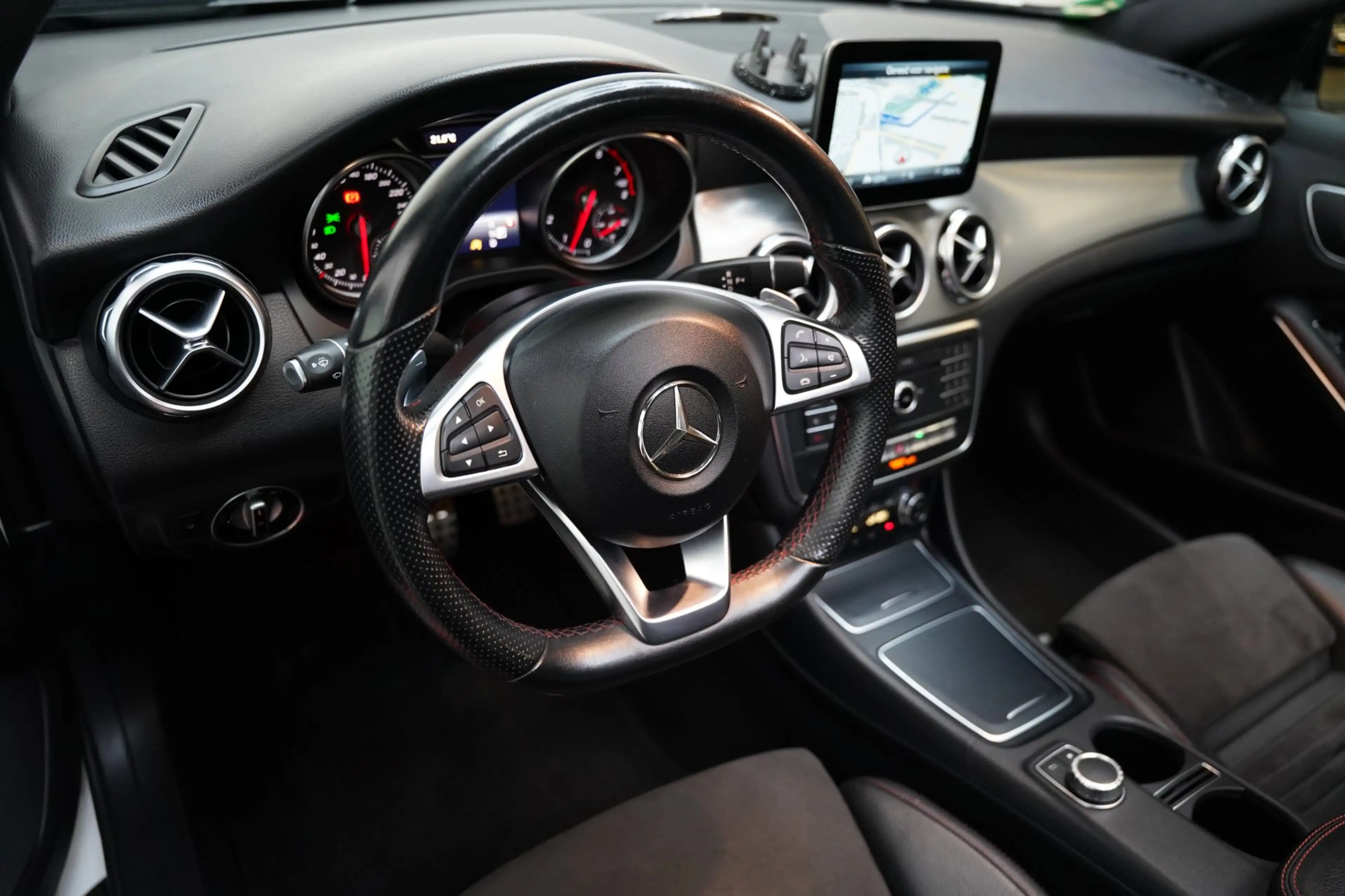 Mercedes-Benz GLA 180 AMG NIGHT PANO CAMERA LEER — photo 27