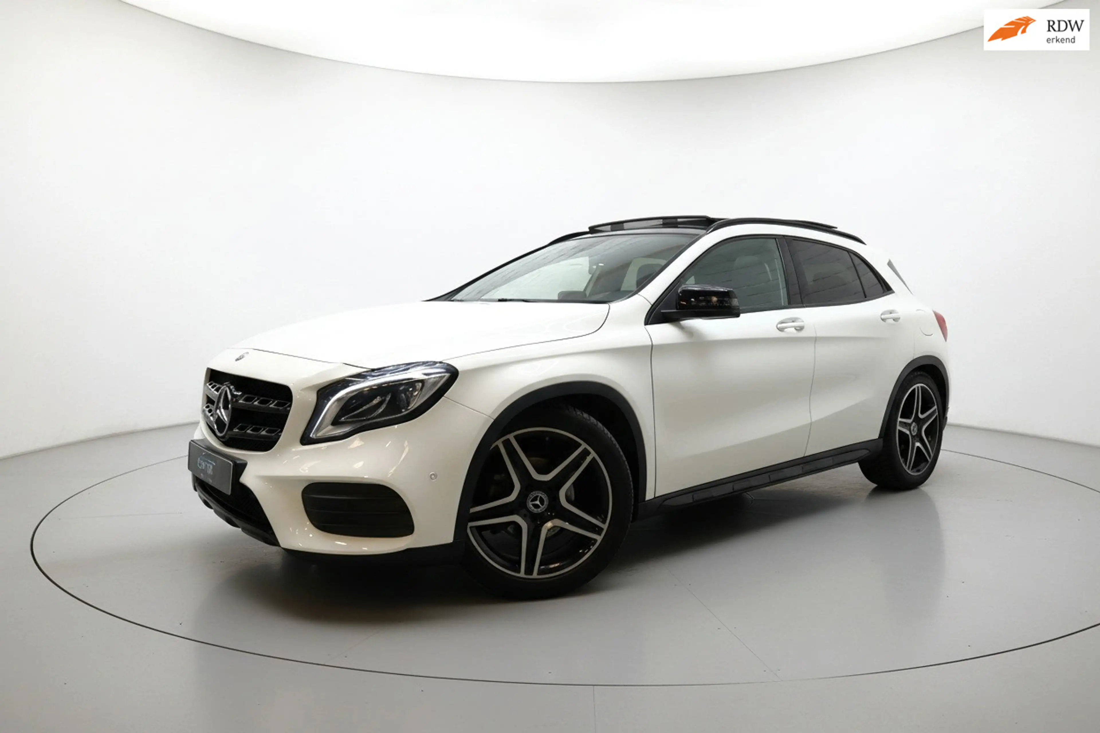 Mercedes-Benz GLA 180 AMG NIGHT PANO CAMERA LEER