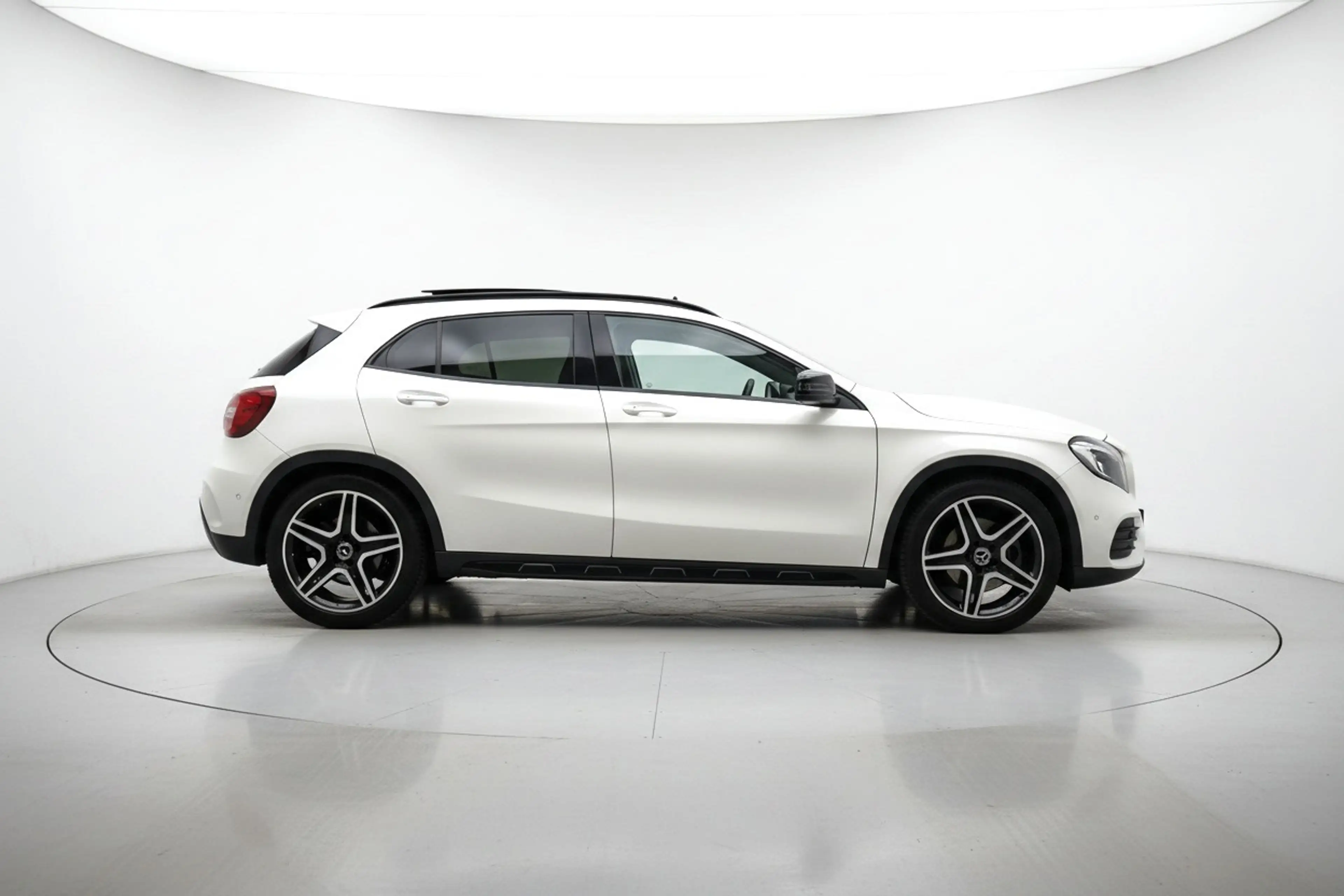 Mercedes-Benz GLA 180 AMG NIGHT PANO CAMERA LEER — photo 6