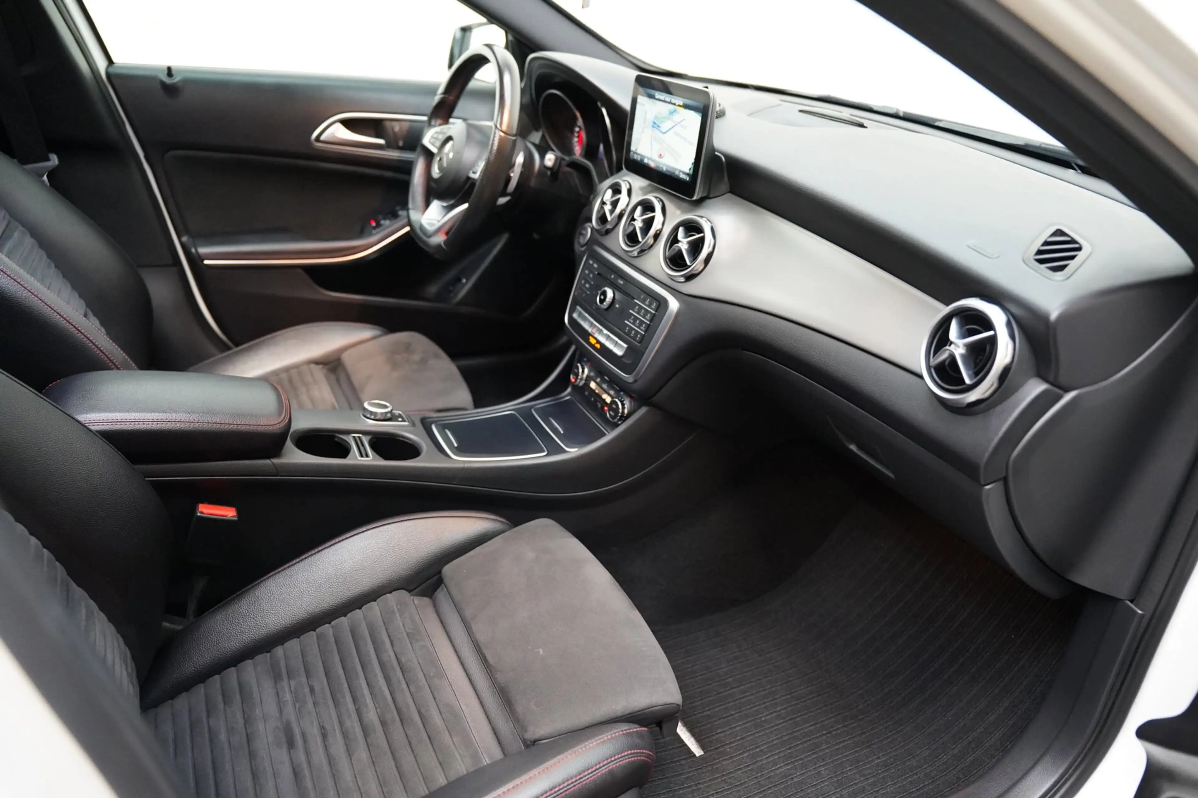 Mercedes-Benz GLA 180 AMG NIGHT PANO CAMERA LEER — photo 33