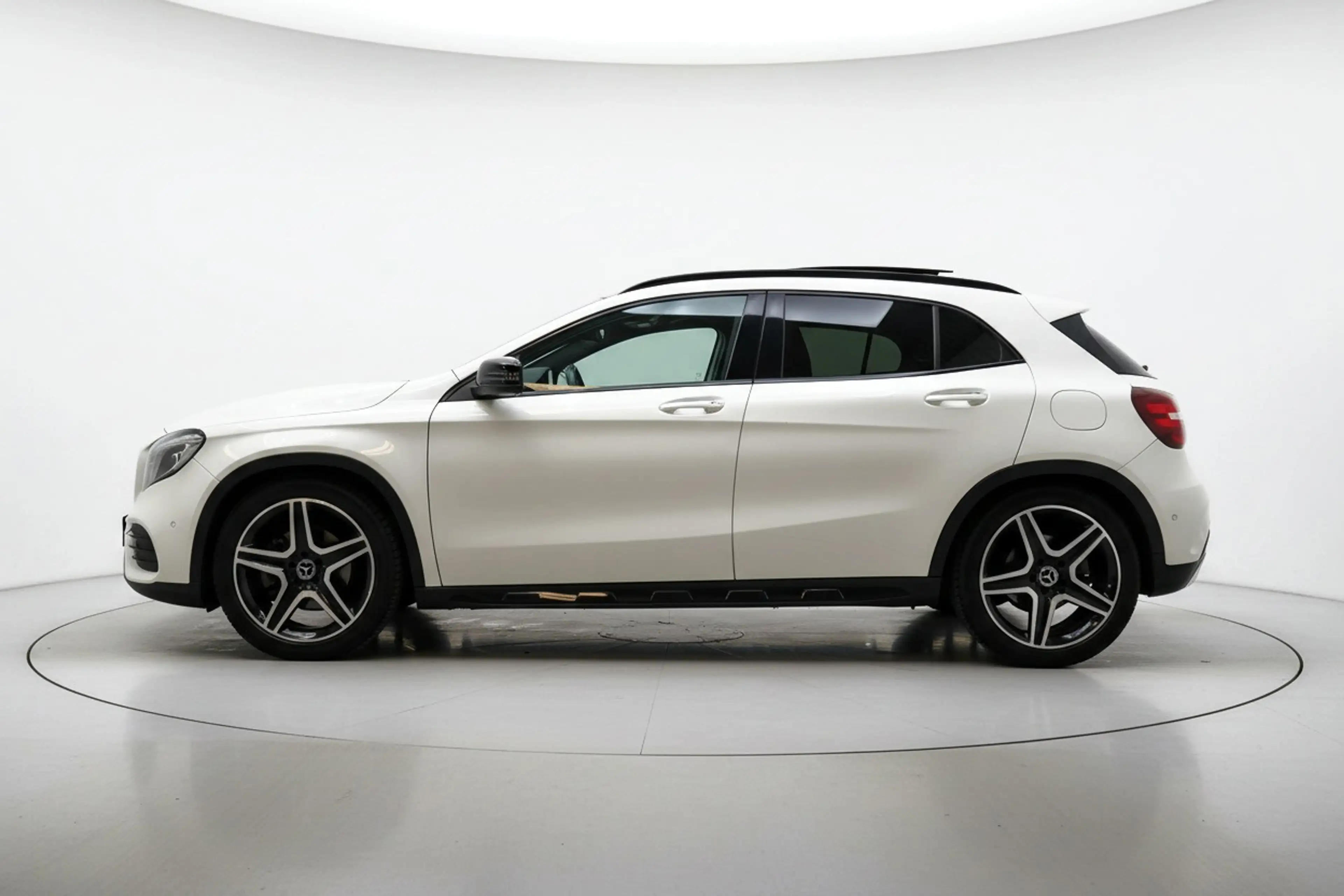 Mercedes-Benz GLA 180 AMG NIGHT PANO CAMERA LEER — photo 5