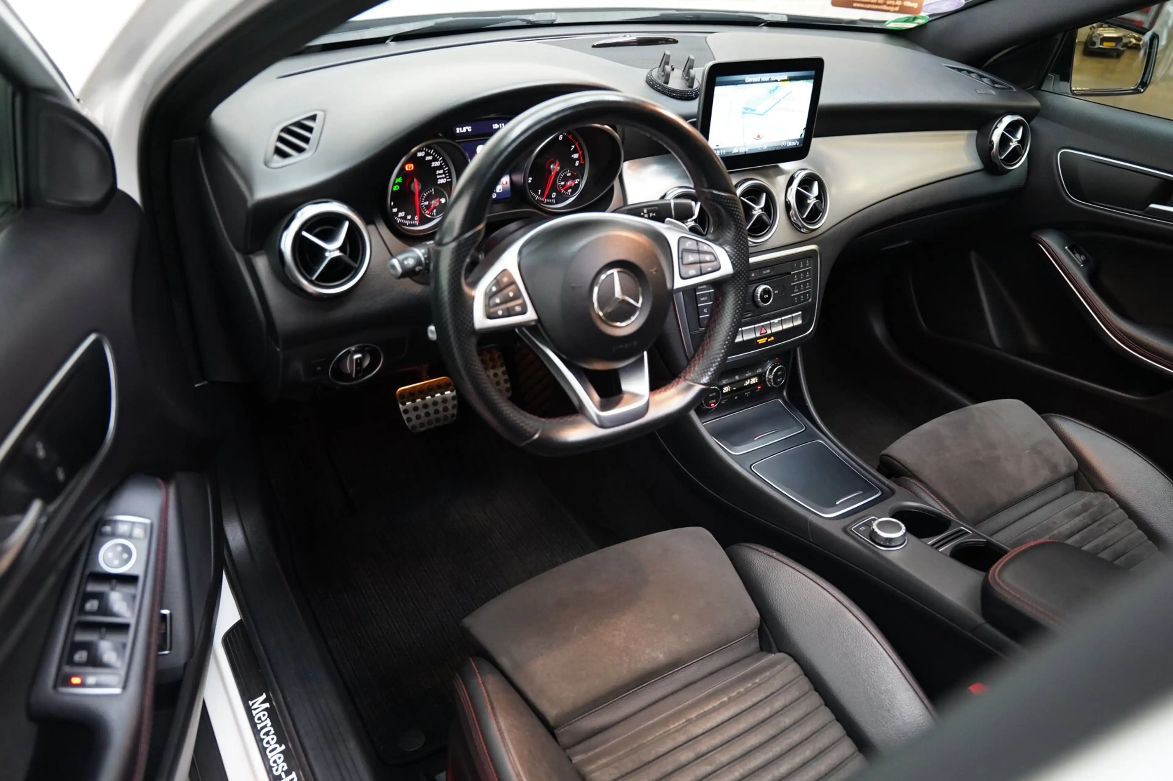 Mercedes-Benz GLA 180 AMG NIGHT PANO CAMERA LEER — photo 12