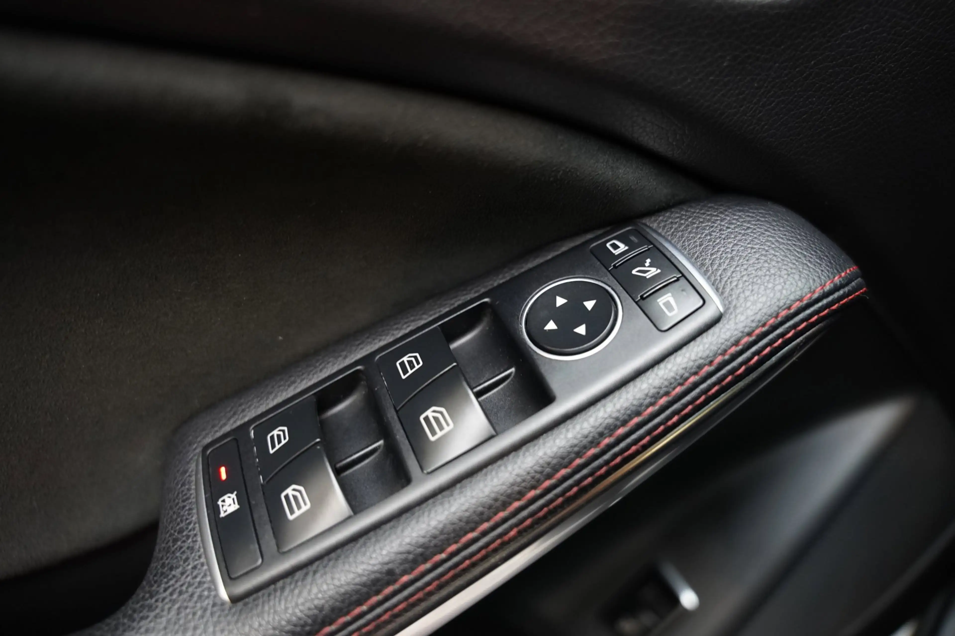Mercedes-Benz GLA 180 AMG NIGHT PANO CAMERA LEER — photo 34