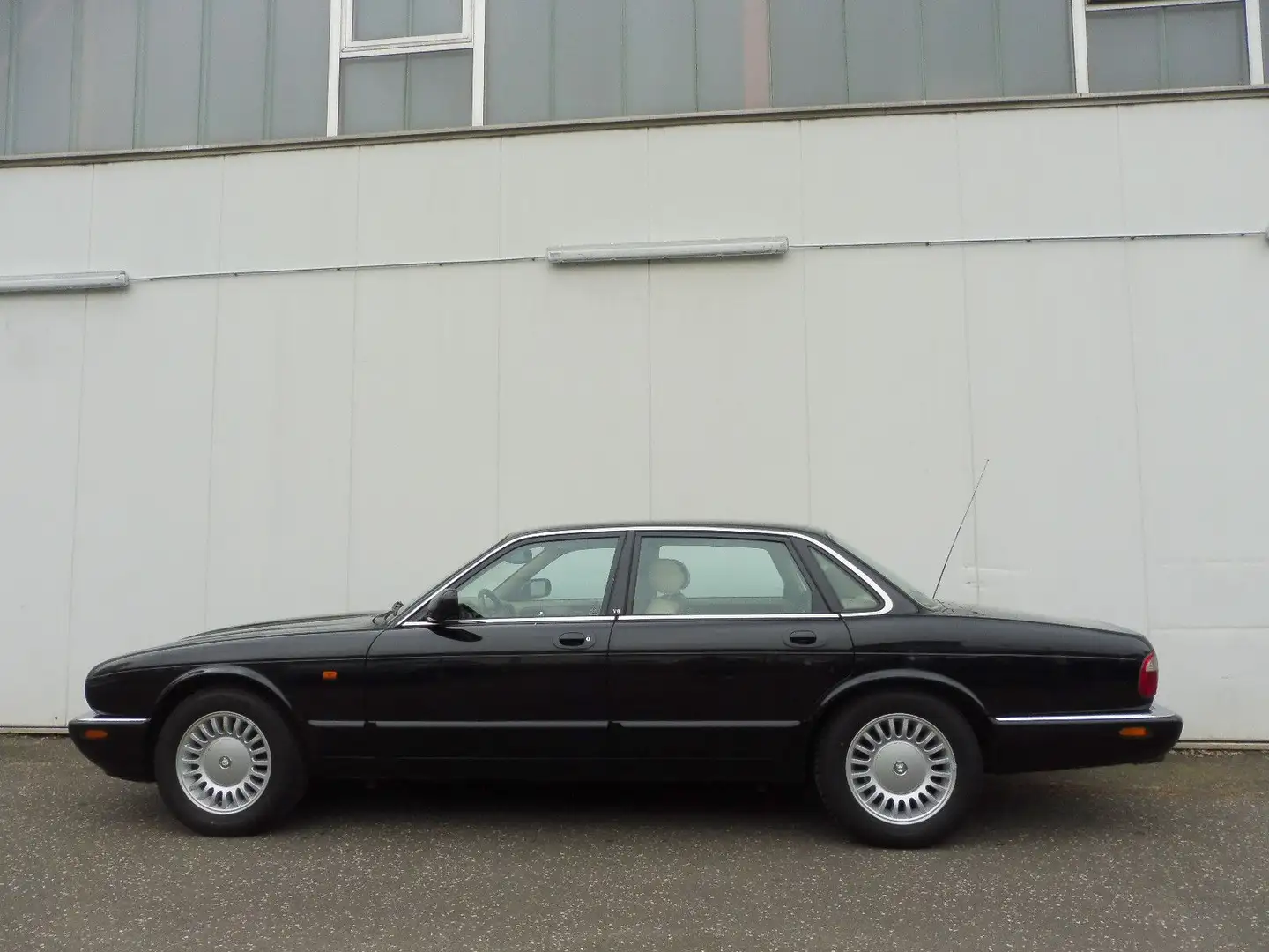 Jaguar XJ8 3.2 V8 aus Doktorenhand Fekete - 1