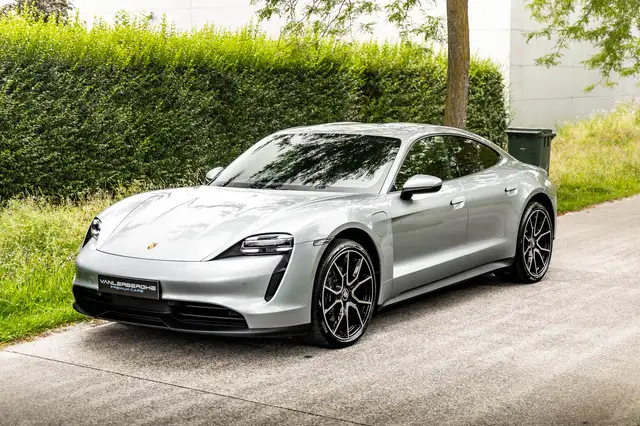 Porsche Taycan view 8