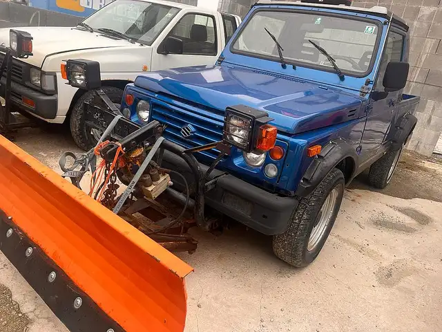 Suzuki SJ 410 Winterdienst mit Schneeschild