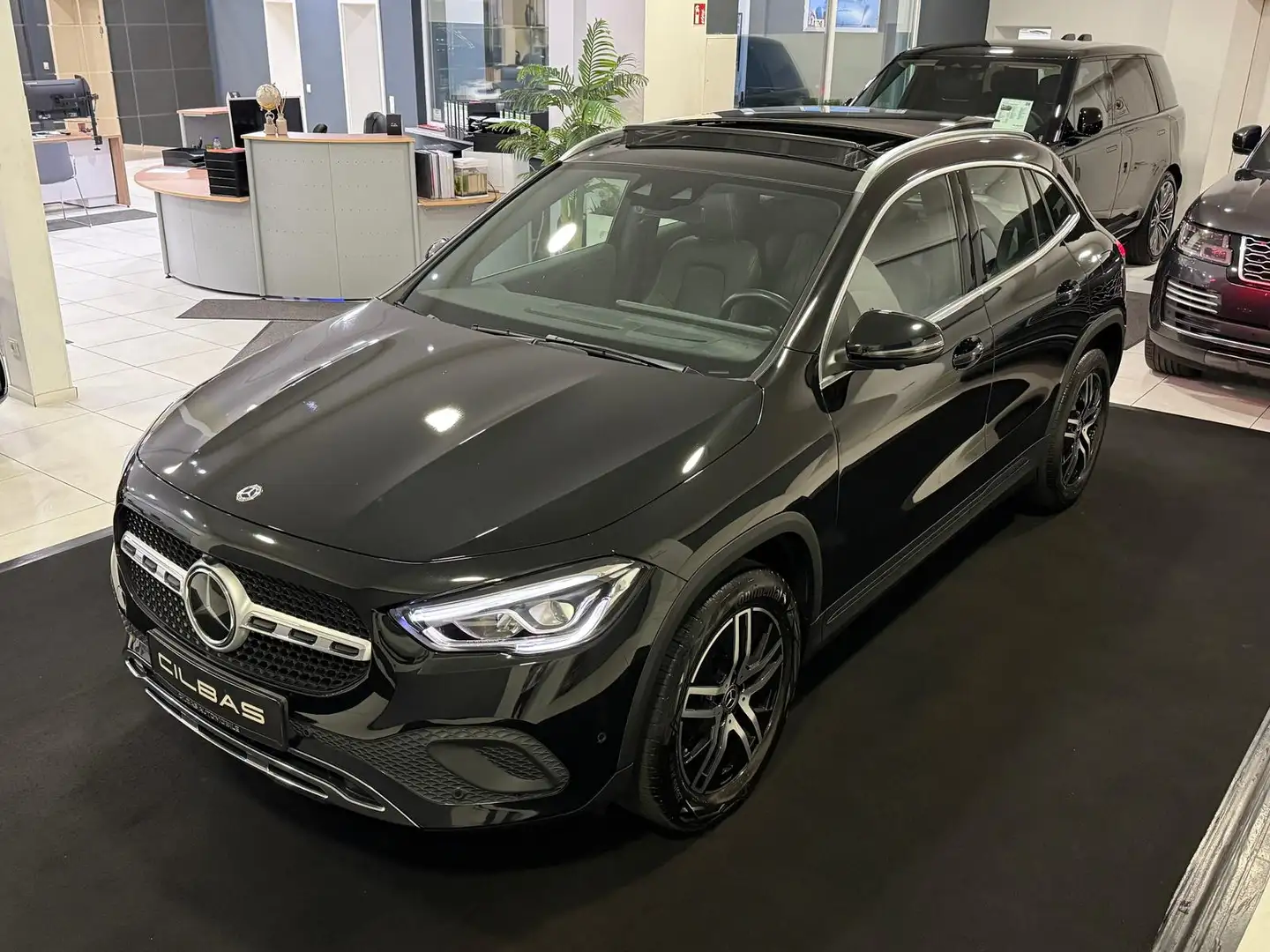 Mercedes-Benz GLA 220 d *PANO*HUD*360*DIST*LEDER*SHZ* Noir - 1