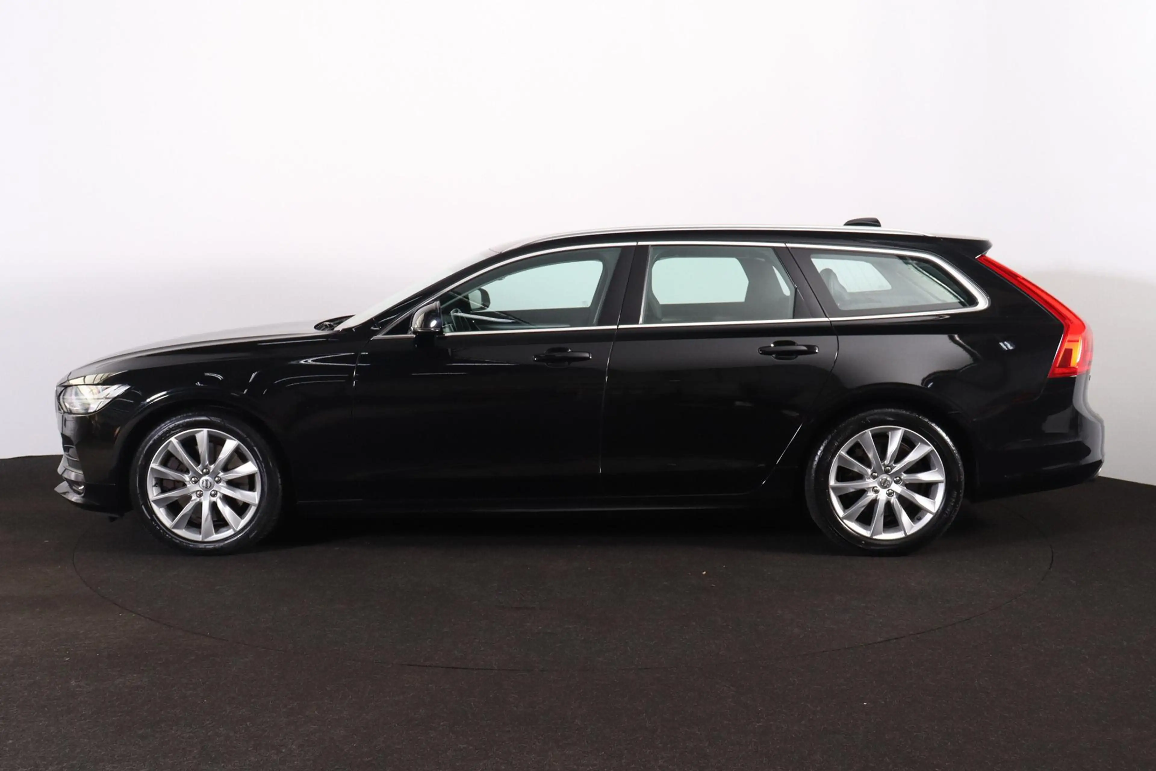 Volvo V90 2.0 T4 Momentum - IntelliSafe Assist & Surround - — photo 3