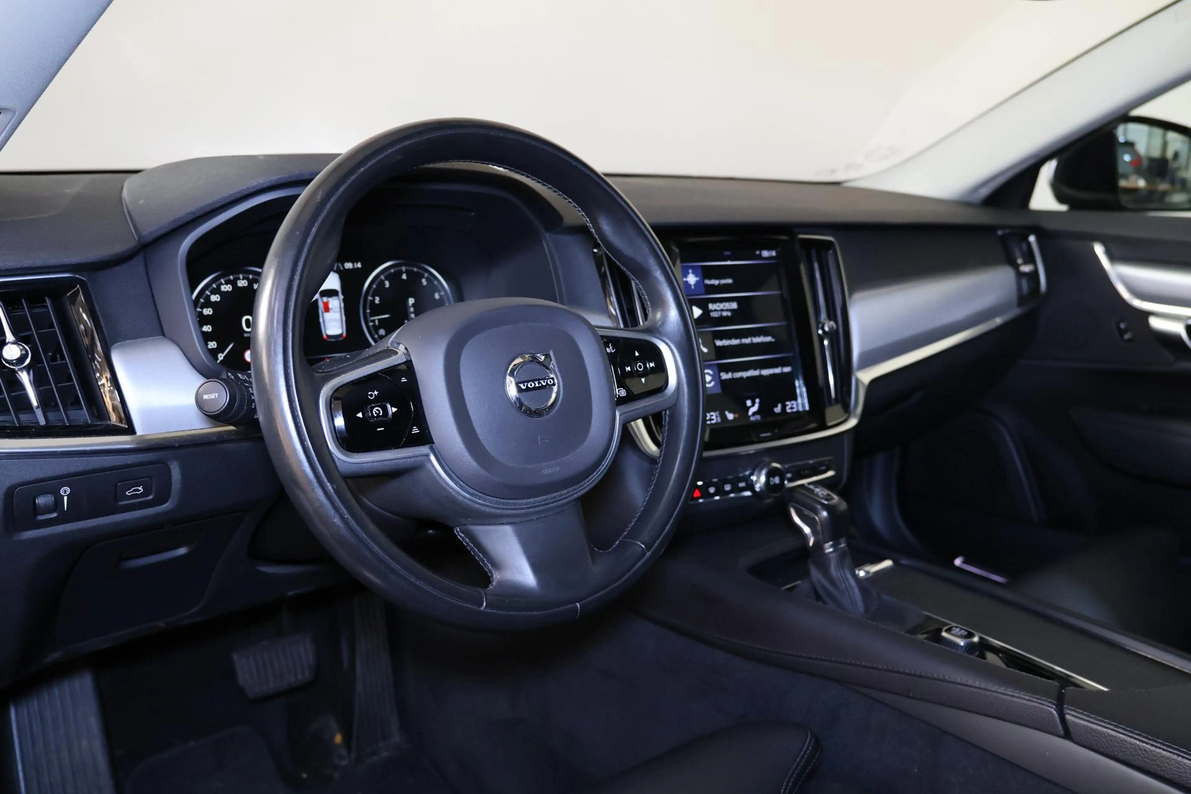 Volvo V90 2.0 T4 Momentum - IntelliSafe Assist & Surround - — photo 14