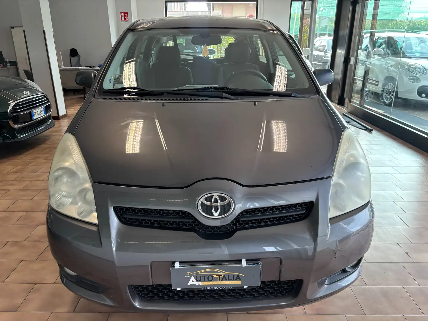 Toyota Corolla Verso 1.8 vvt-i Sol 7p POSTI Grijs - 2