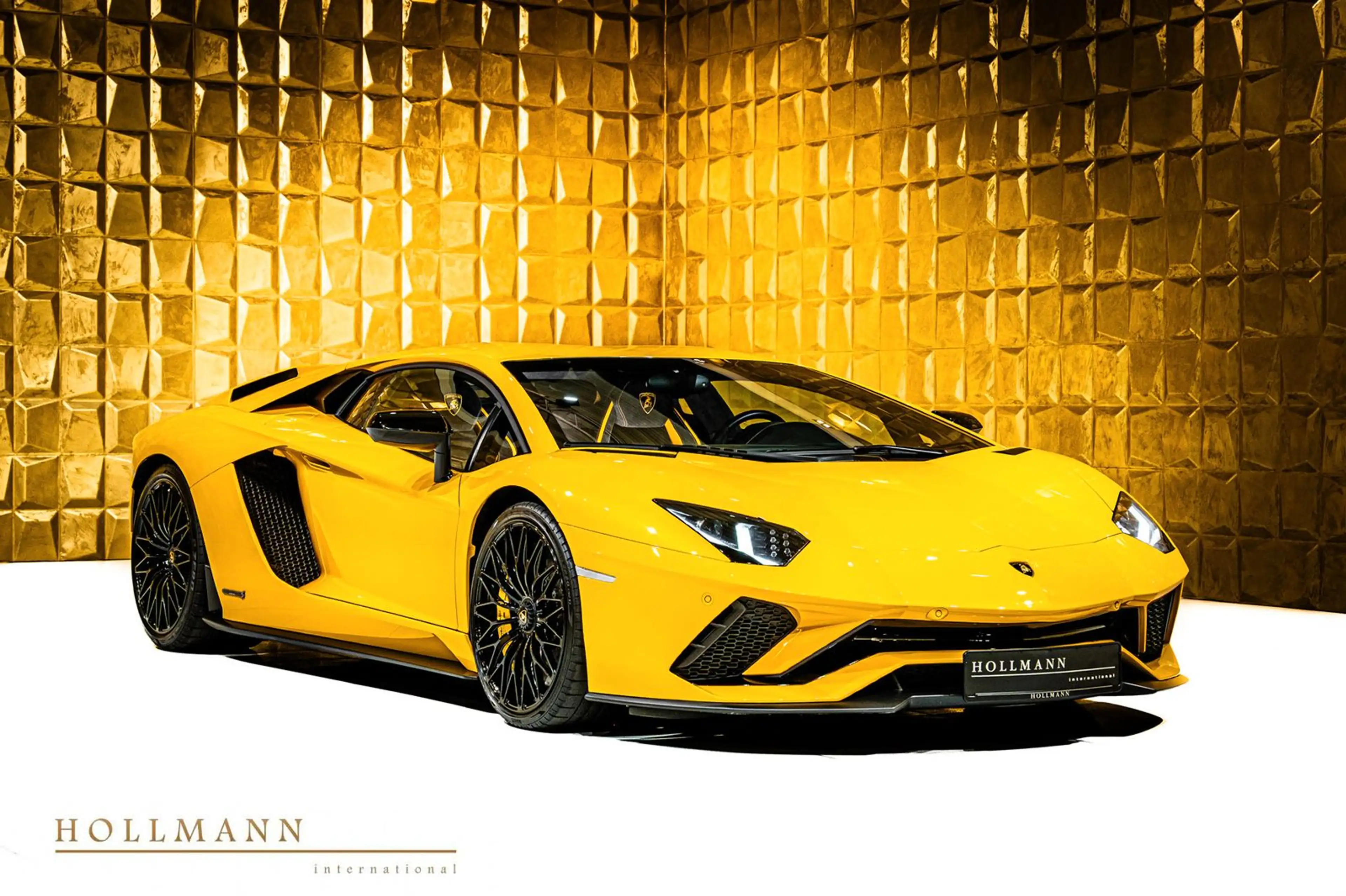 Lamborghini Aventador S + Alcantara+ Heated Seats+Camera