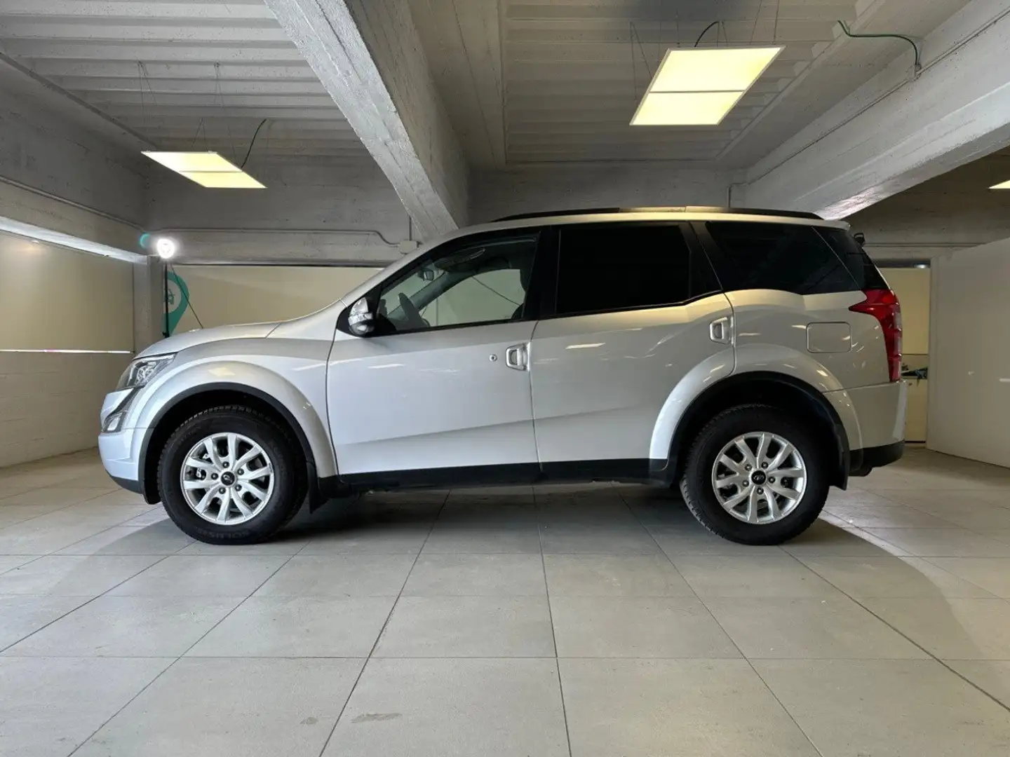 Mahindra XUV500 W8 FWD (4x2) Grau - 2