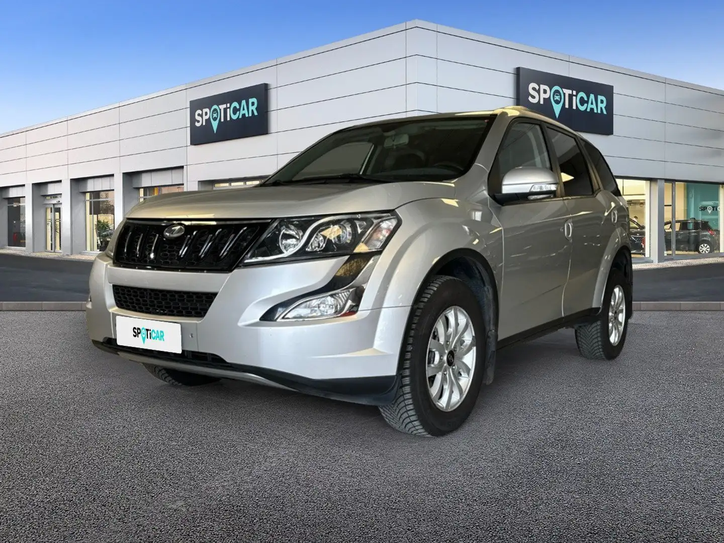 Mahindra XUV500 W8 FWD (4x2) Grau - 1