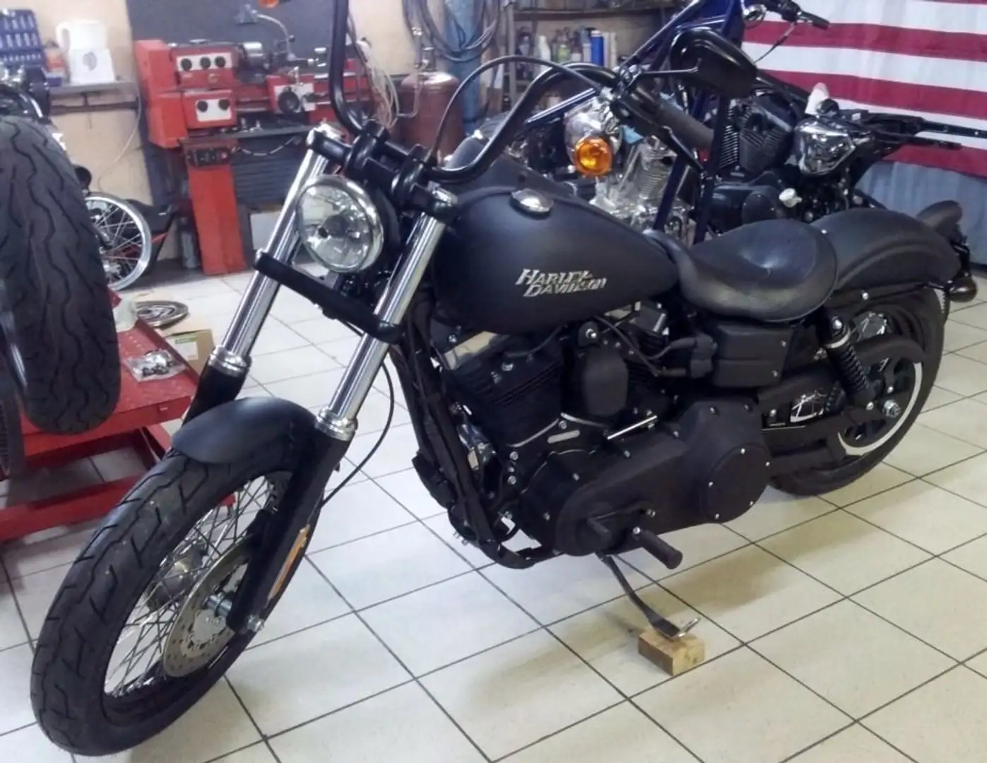 Harley-Davidson Dyna Street Bob Negru - 1