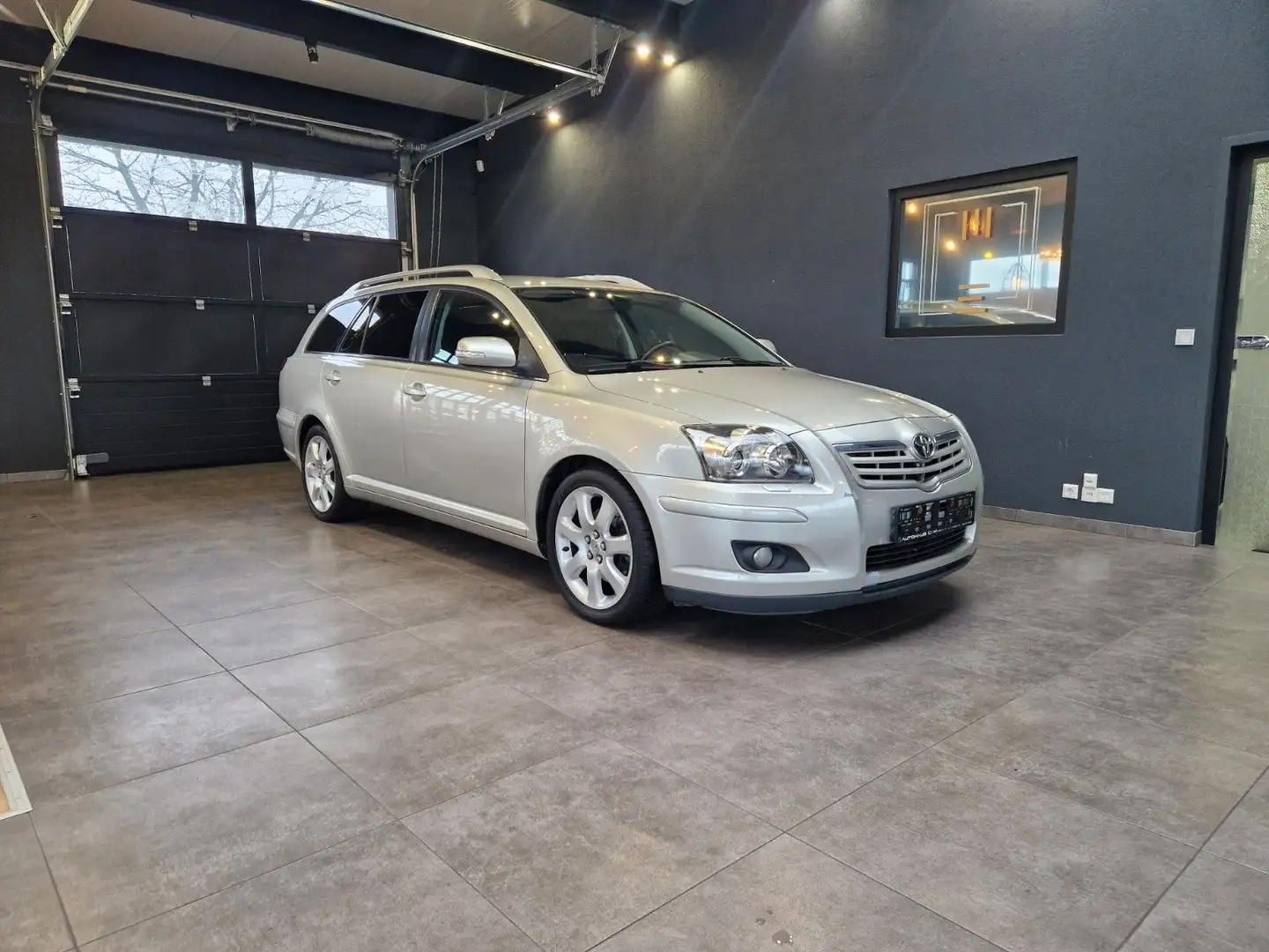 Toyota Avensis Kombi 2.0*XENON*TEMPMT*EINPARKHILFE*SHZ Silber - 1