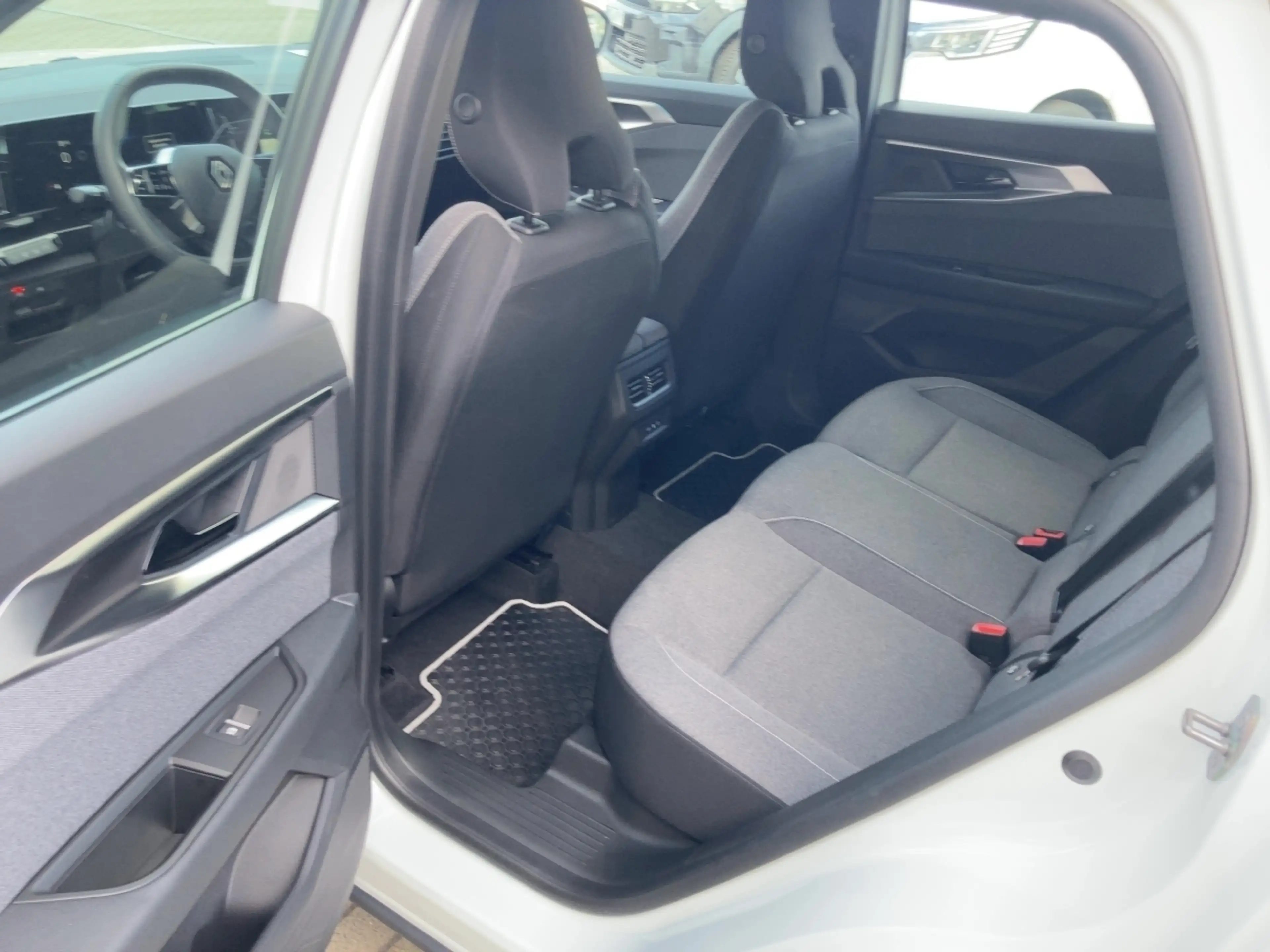 Renault Austral Equilibre Mild Hybrid 140 Automatik — photo 8