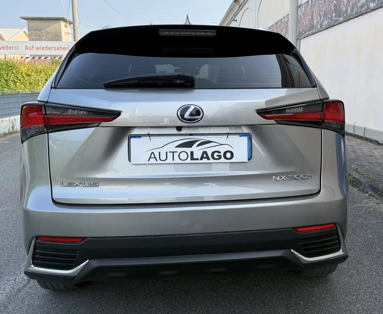 Lexus NX 300 300h 2.5 Business 2wd cvt Šedá - 2