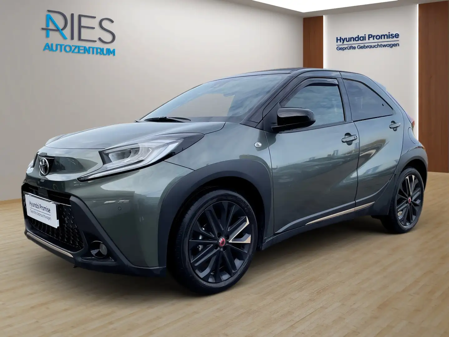 Toyota Aygo 1.0 Air Style KlimaA*LED*Navi*SD*SHZ*ACC Zwart - 1