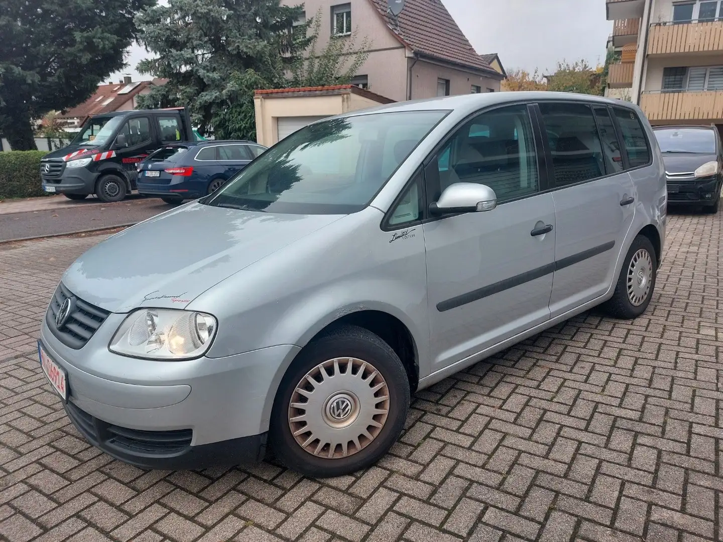 Volkswagen Touran 1.6 FSI*KLIMA*ISOFIX*EFH*TÜV/10/26 Grau - 2