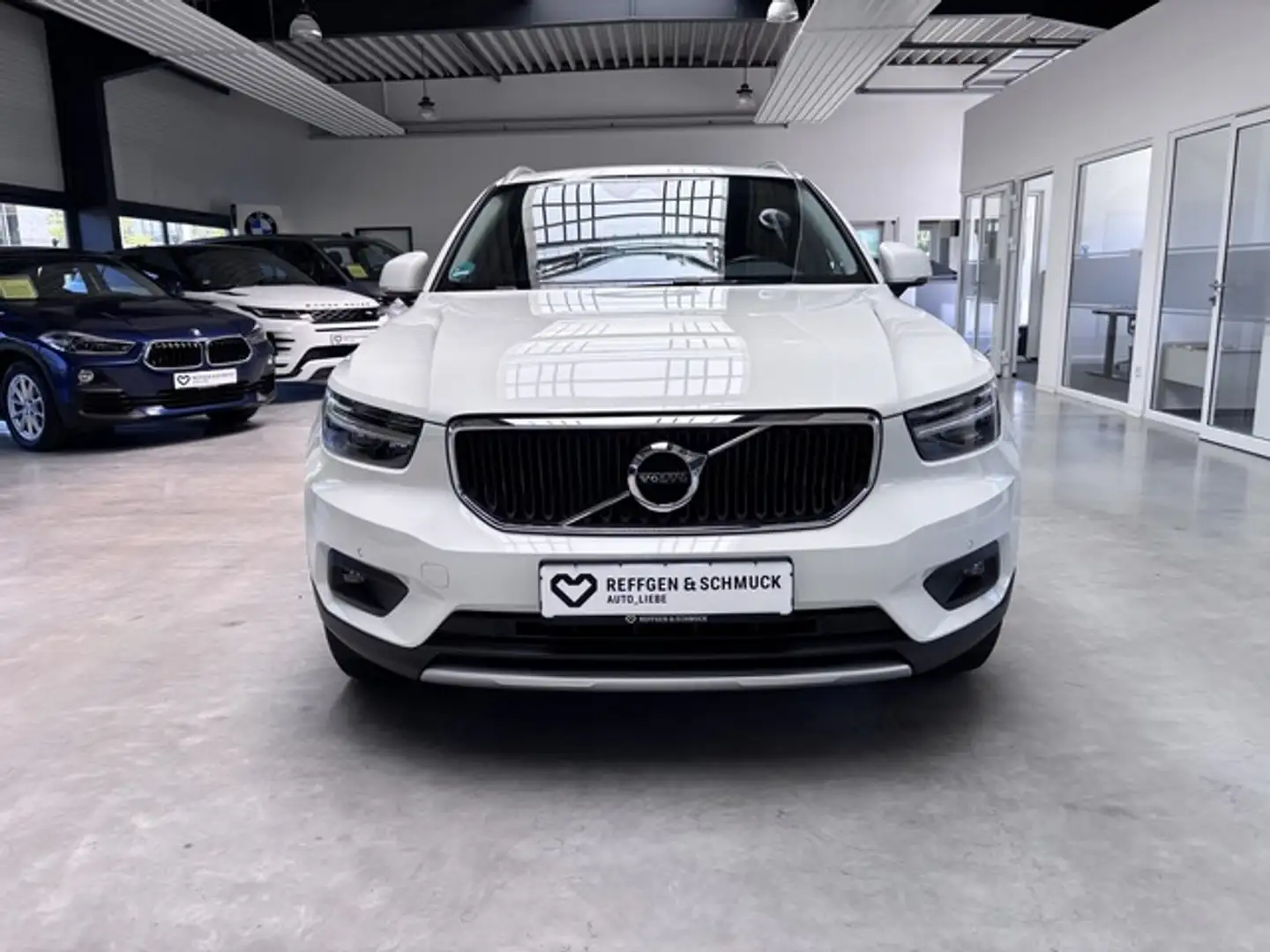 Volvo XC40 MOMENTUM AWD AUTOMAT+KLIMA+NAVI+LEDER+PANO+ Weiß - 2