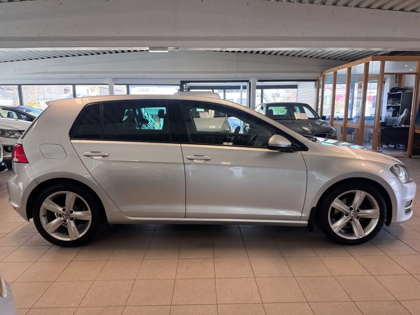 Volkswagen Golf - 2