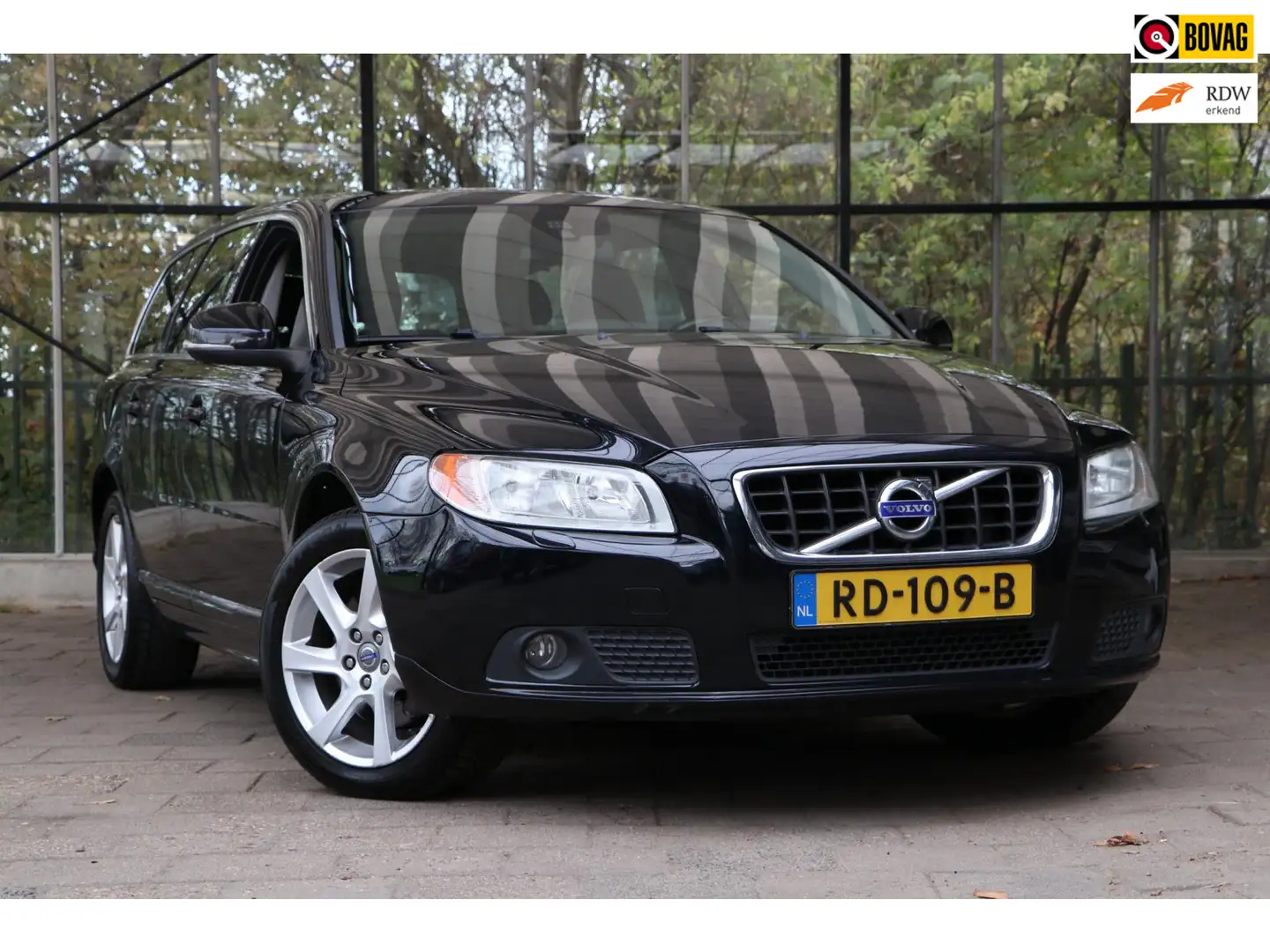 Volvo V70 2.4 D5 AWD Momentum / Nieuwe Distributie / Trekhaa Zwart - 1