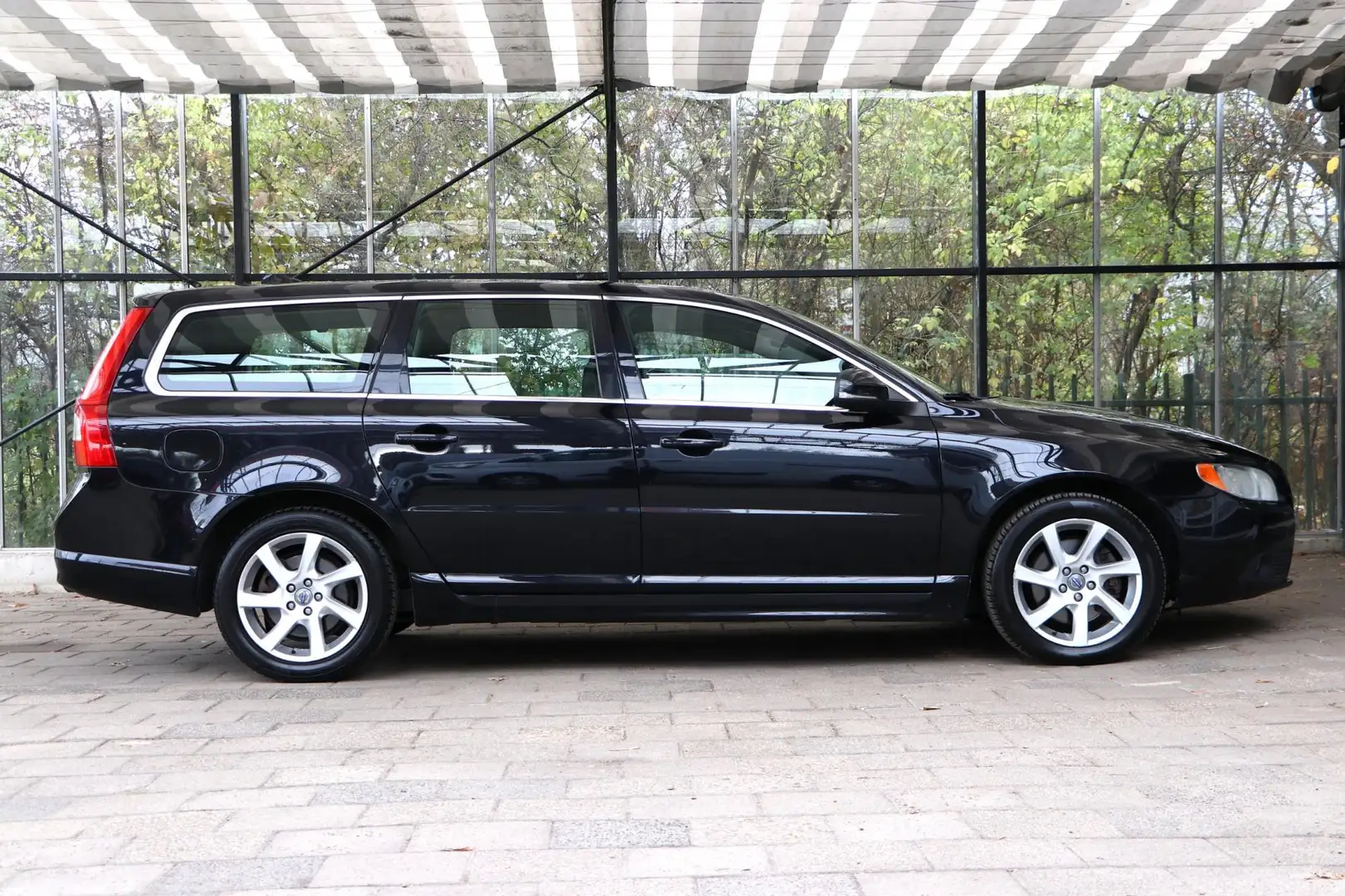 Volvo V70 2.4 D5 AWD Momentum / Nieuwe Distributie / Trekhaa Zwart - 2