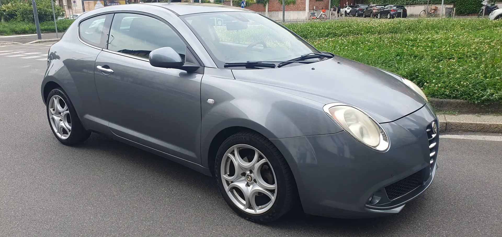 Alfa Romeo MiTo MiTo 1.4 m.air Distinctive sport pack 135cv Šedá - 1
