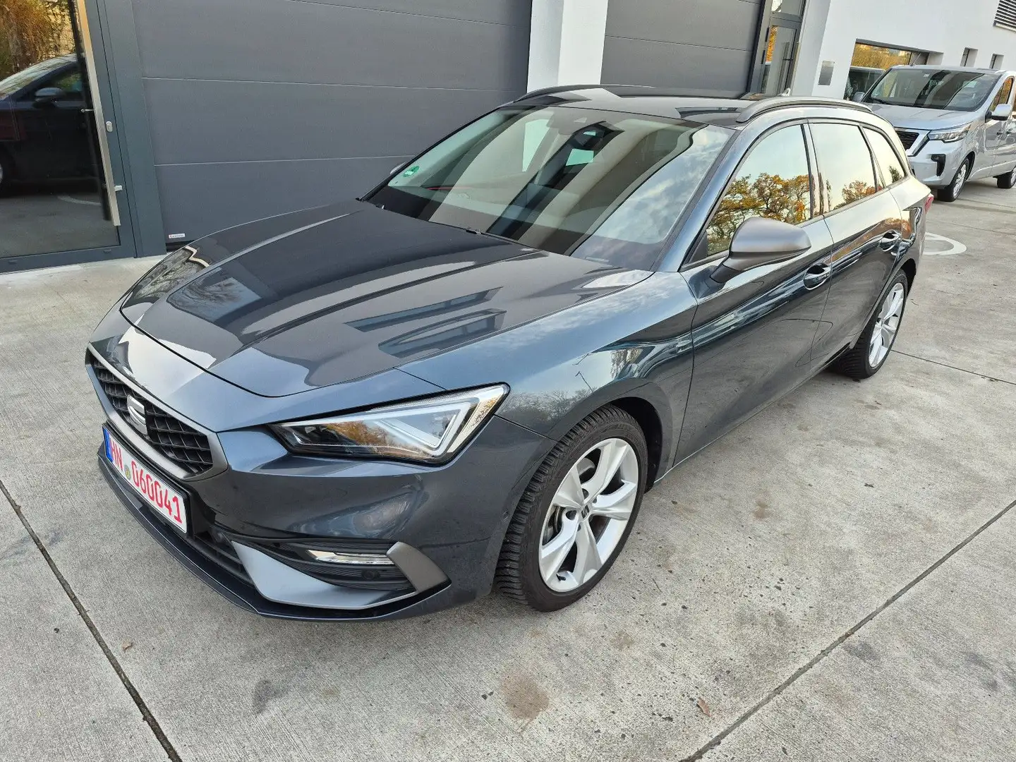 SEAT Leon Sportstourer 1.5 eTSI 150 PS FR+NAVI+KAMERA Grau - 2
